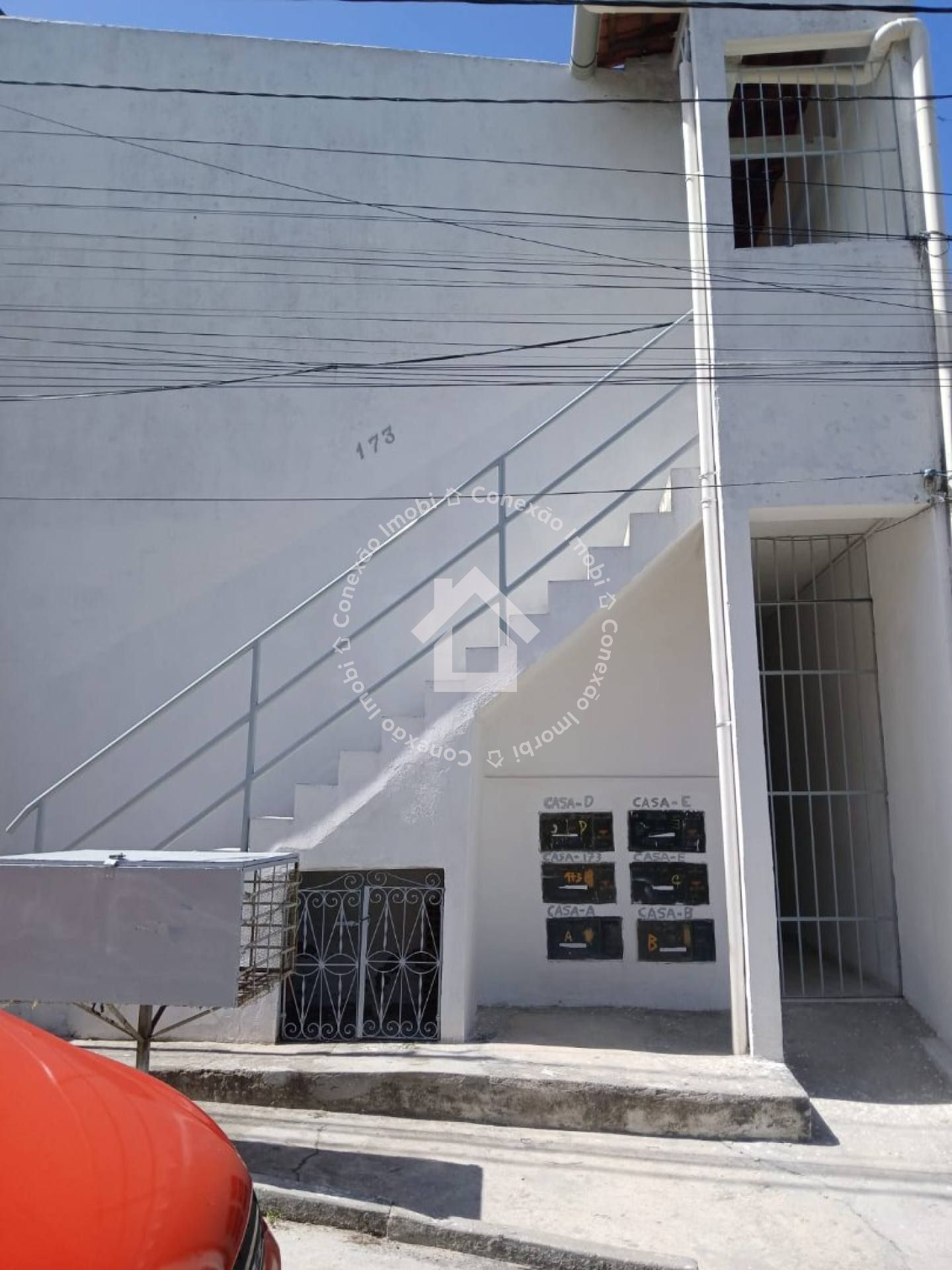 Sobrado com 6 casas disponíveis a venda no bairro Soledade