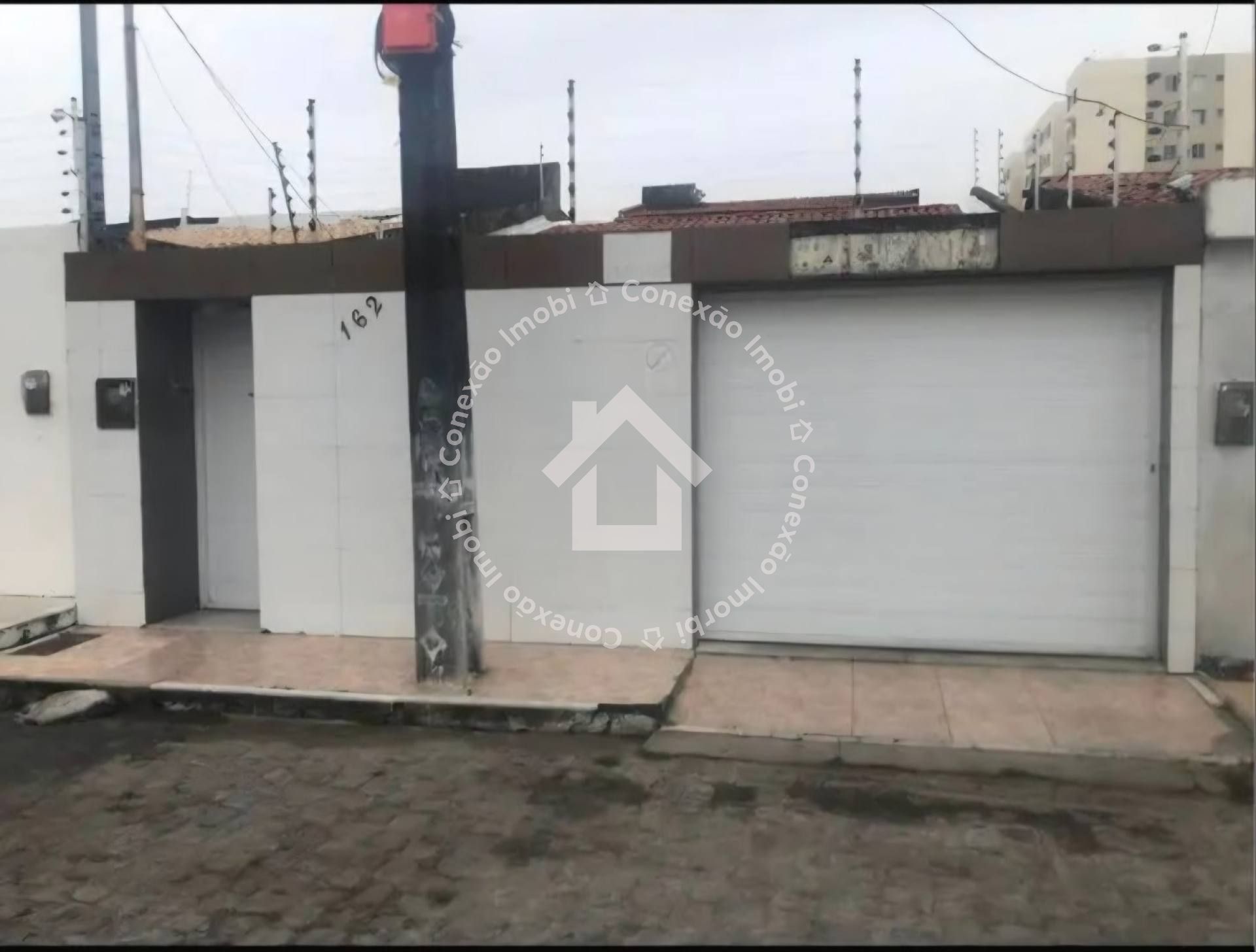 Casa à venda com 3 quartos sendo 1 suíte no bairro Aeroporto