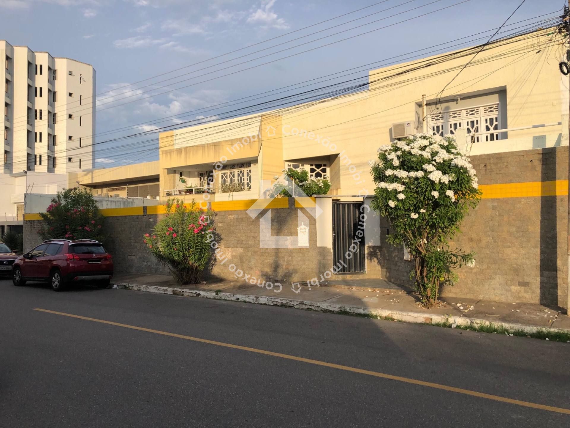 Casa no Bairro Atalaia em Aracaju | 10 Quartos, 3 Suítes, Casa de Esquina, 450m², a 3 ruas da Orla de Atalaia – Ideal para Investimento