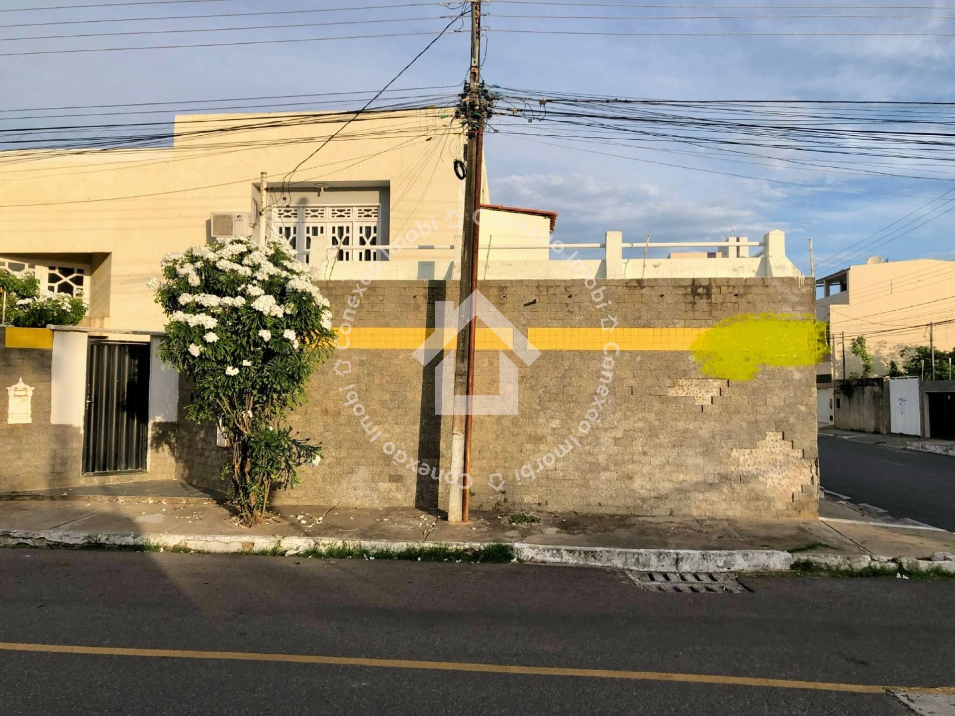 Casa no Bairro Atalaia em Aracaju | 10 Quartos, 3 Suítes, Casa de Esquina, 450m², a 3 ruas da Orla de Atalaia – Ideal para Investimento