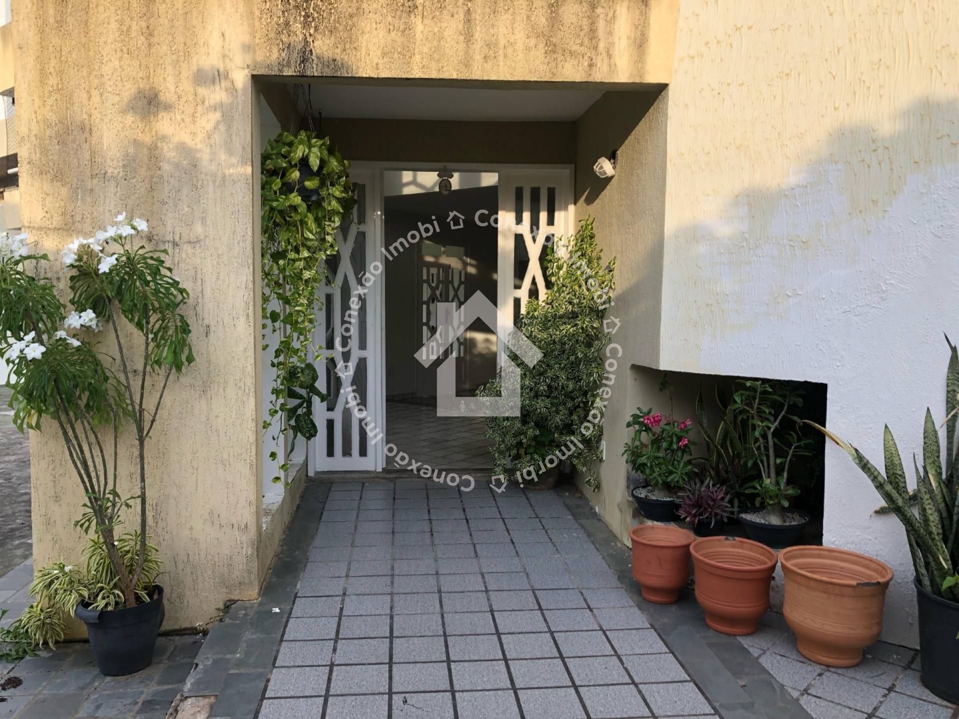 Casa no Bairro Atalaia em Aracaju | 10 Quartos, 3 Suítes, Casa de Esquina, 450m², a 3 ruas da Orla de Atalaia – Ideal para Investimento