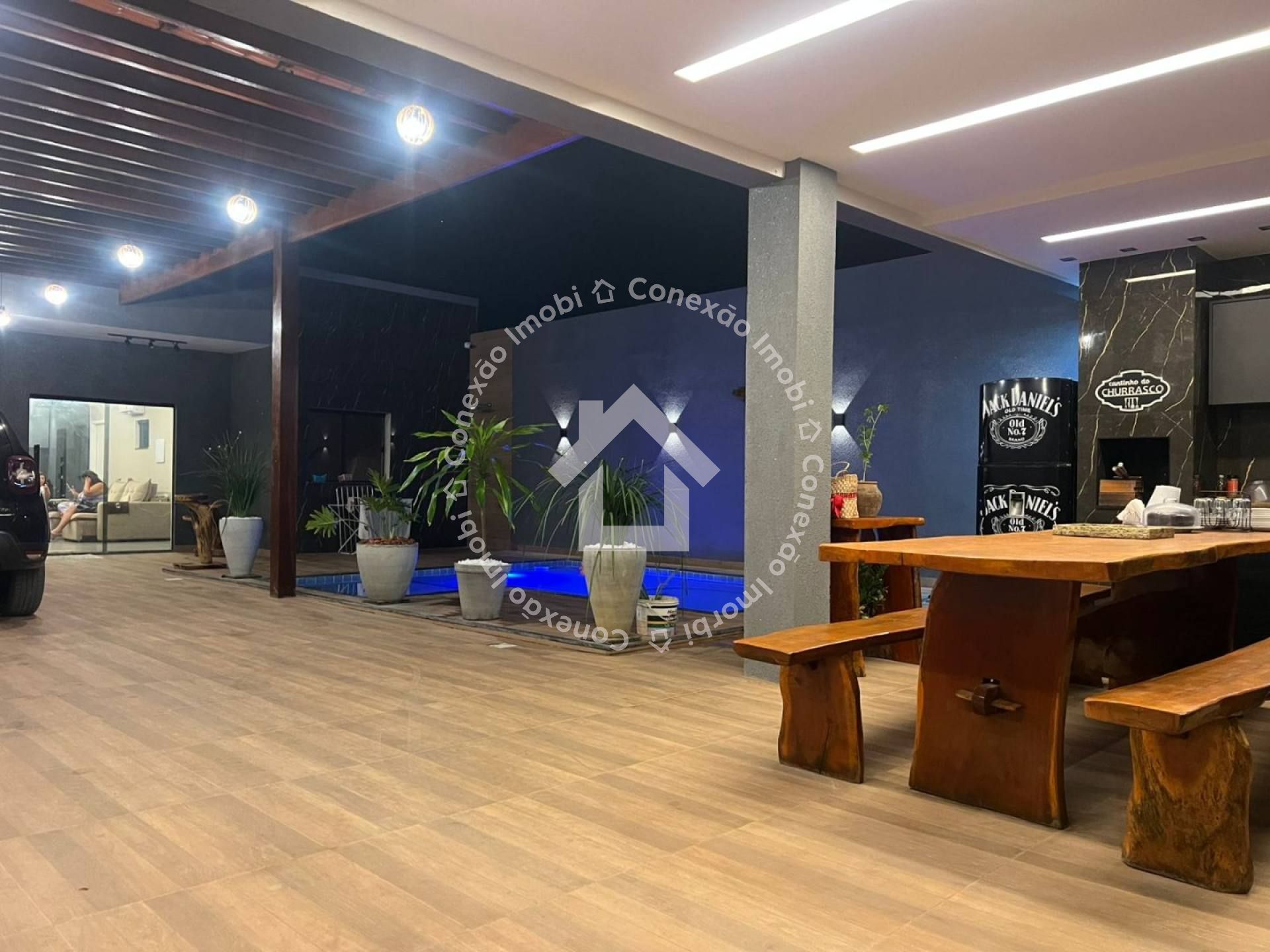 Casa de Alto Padrão no Bairro Mosqueiro Com 4 Quartos, Piscina, Jacuzzi e Garagem para até 8 Carros