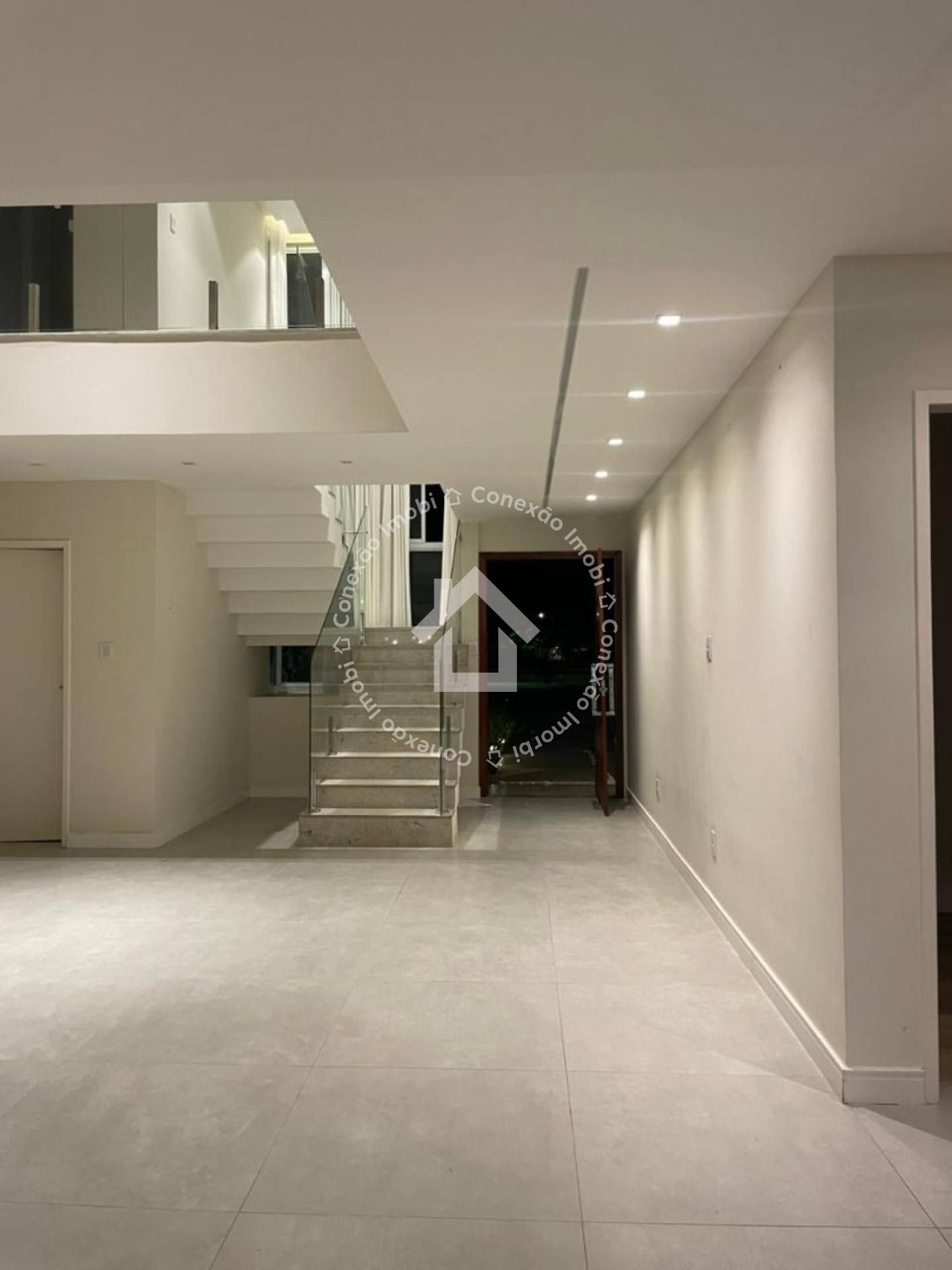 Casa para Alugar no Terras Alphaville 1 | 3 Quartos, Suíte com Closet e Escritório, Piscina e Área Gourmet