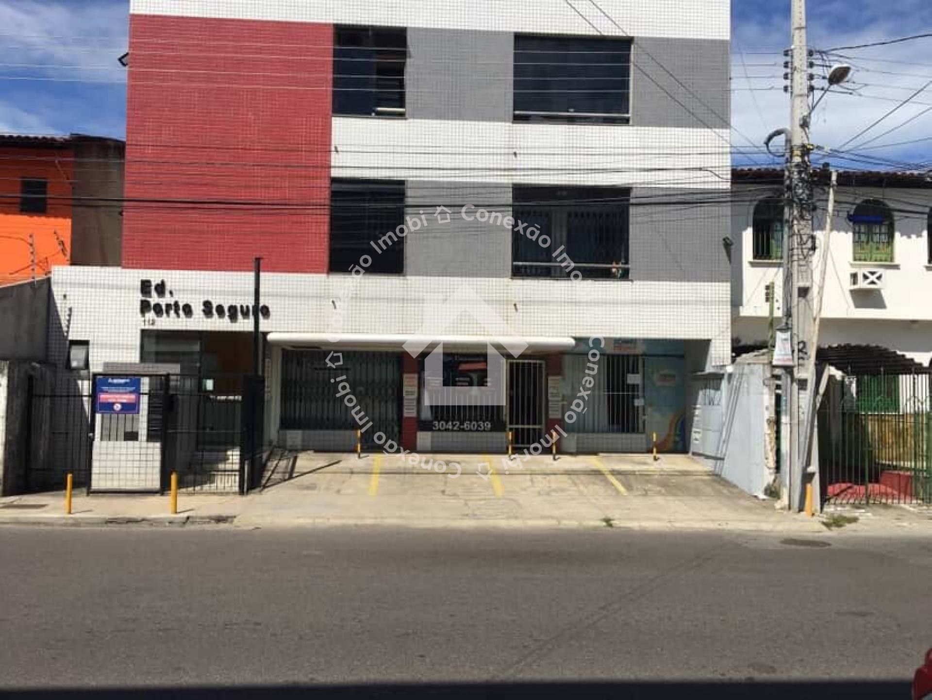 Kit Net à Venda no Edifício Porto Seguro | Varanda Espaçosa e Localização Privilegiada no Bairro Luzia