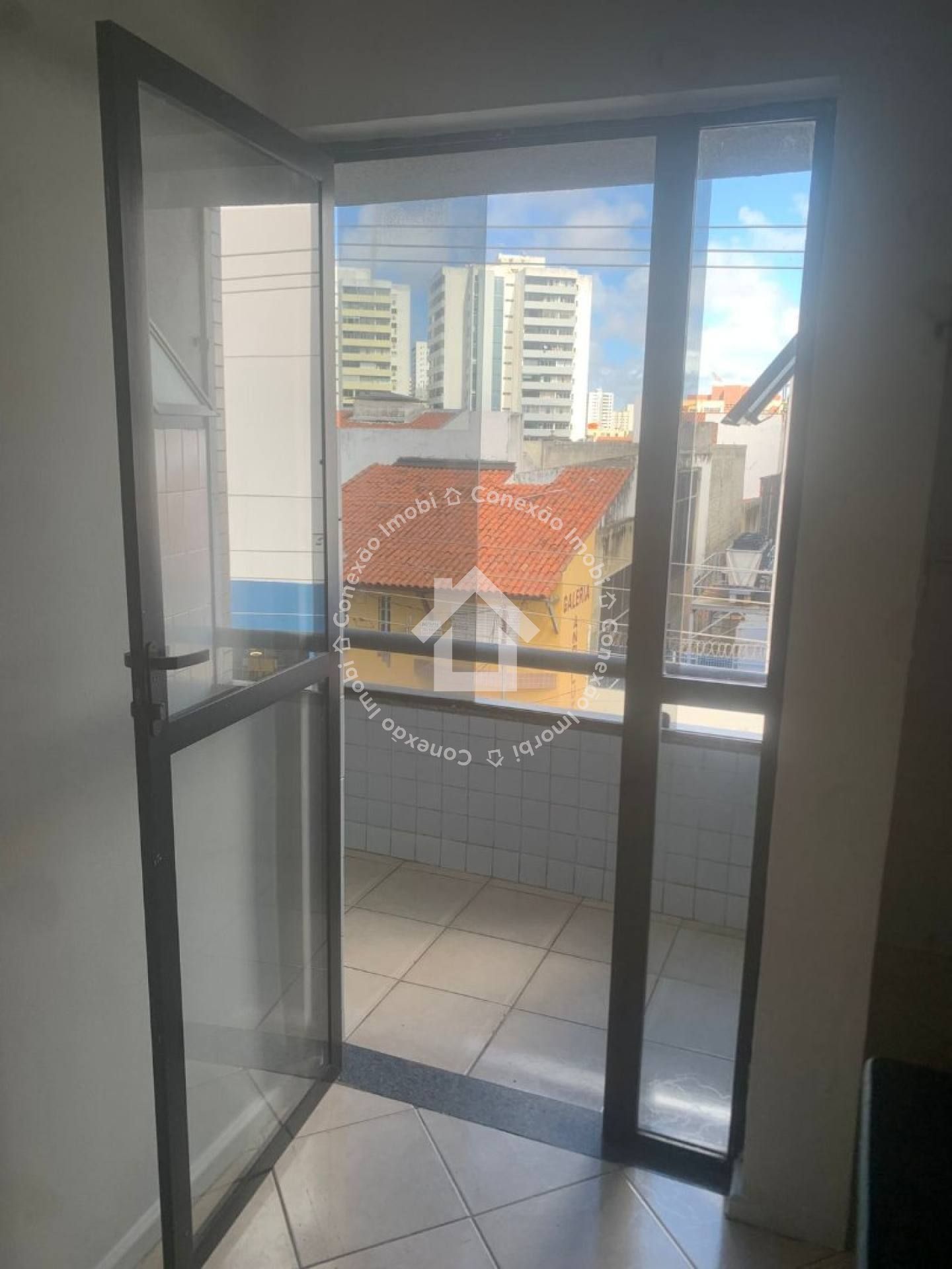 Kitnet à Venda no Edifício Porto Seguro no Bairro Luzia | Varanda Espaçosa e Localização Privilegiada