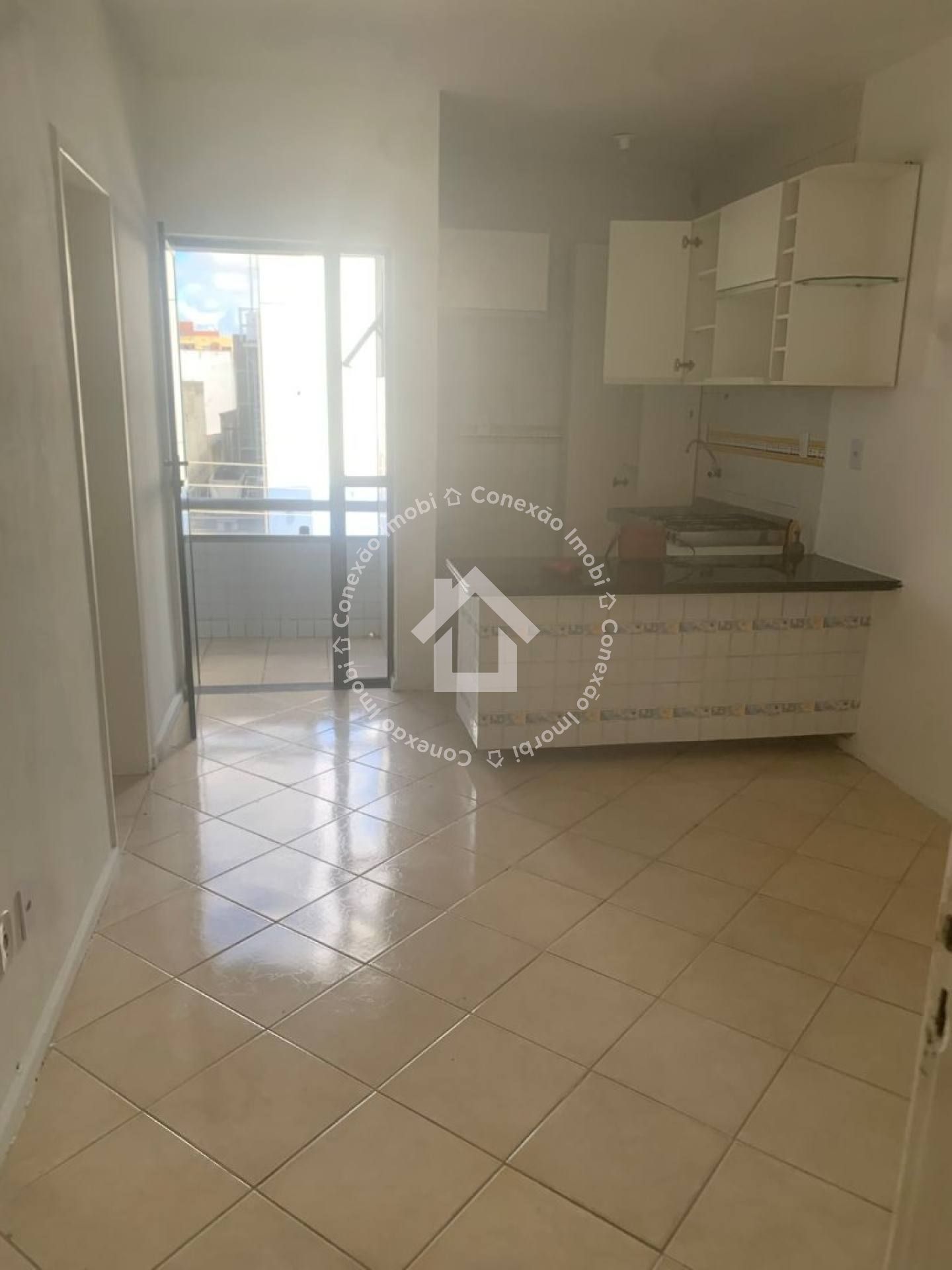 Kitnet à Venda no Edifício Porto Seguro no Bairro Luzia | Varanda Espaçosa e Localização Privilegiada