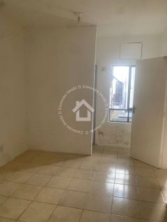 Kit Net à Venda no Edifício Porto Seguro | Varanda Espaçosa e Localização Privilegiada no Bairro Luzia