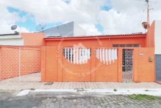 Casa Ampla à Venda no Bairro Siqueira Campos | 3 Quartos, 1 Suíte, Quintal Espaçoso e 3 Vagas de Garagem