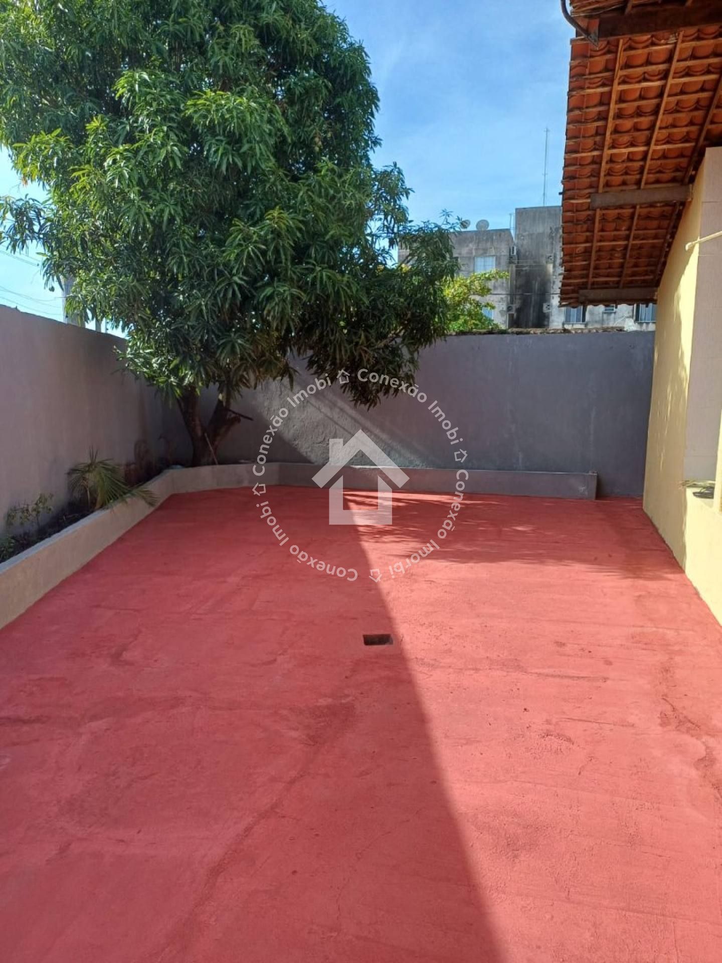 Casa à Venda em São Cristóvão com Varanda para 2 Carros e Quintal