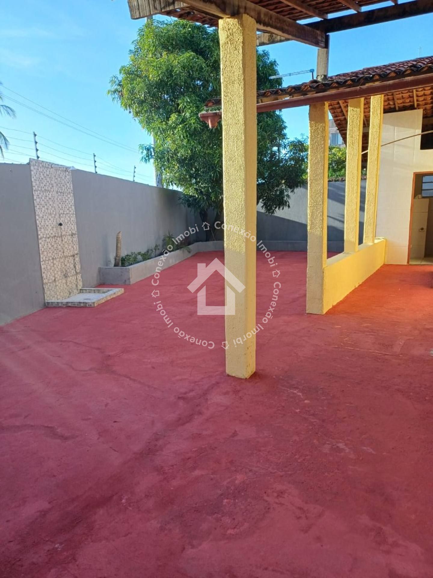 Casa à Venda em São Cristóvão com Varanda para 2 Carros e Quintal