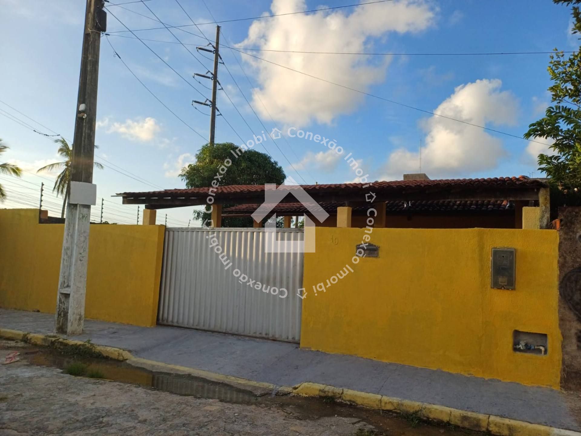 Casa à Venda em São Cristóvão com Varanda para 2 Carros e Quintal