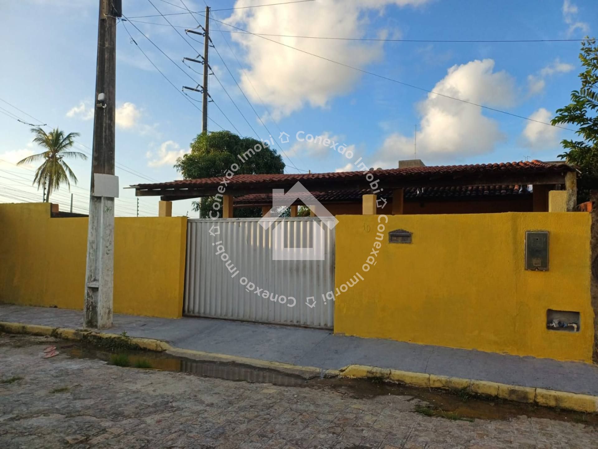 Casa à Venda em São Cristóvão com Varanda para 2 Carros e Quintal
