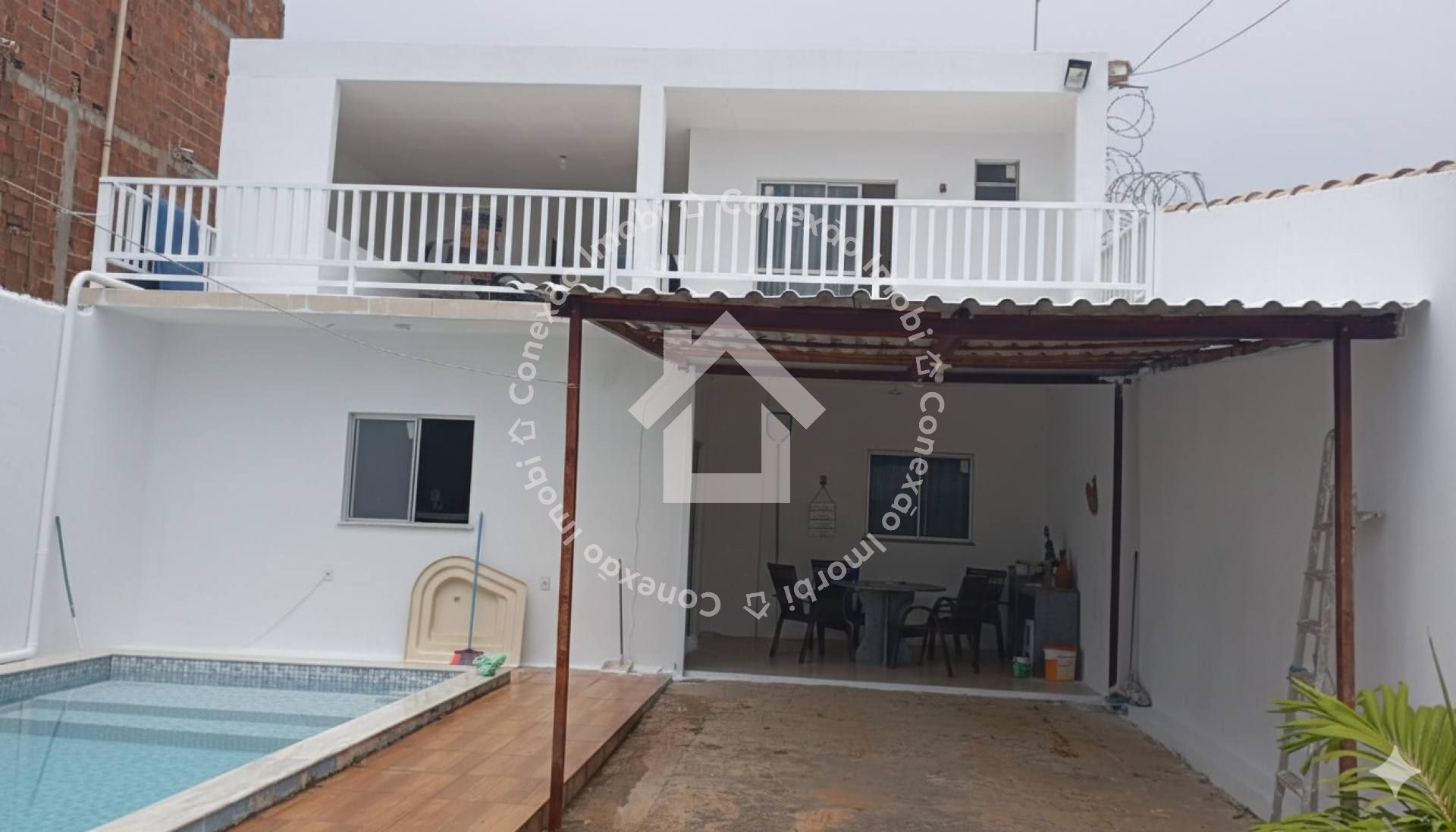 Casa duplex à venda na Praia da Caueira – 4 quartos, amplo espaço, 2 pavimentos e excelente área de lazer perto do mar