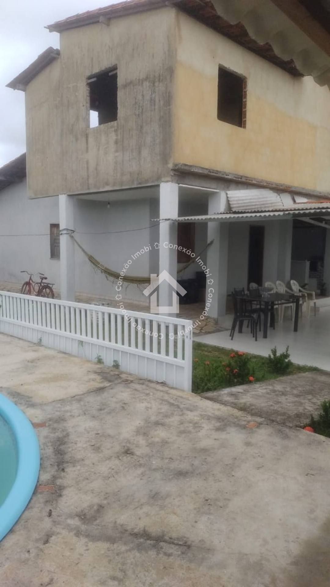 Casa com Piscina e 4 Quartos à Venda Próxima ao Prainhas Bar