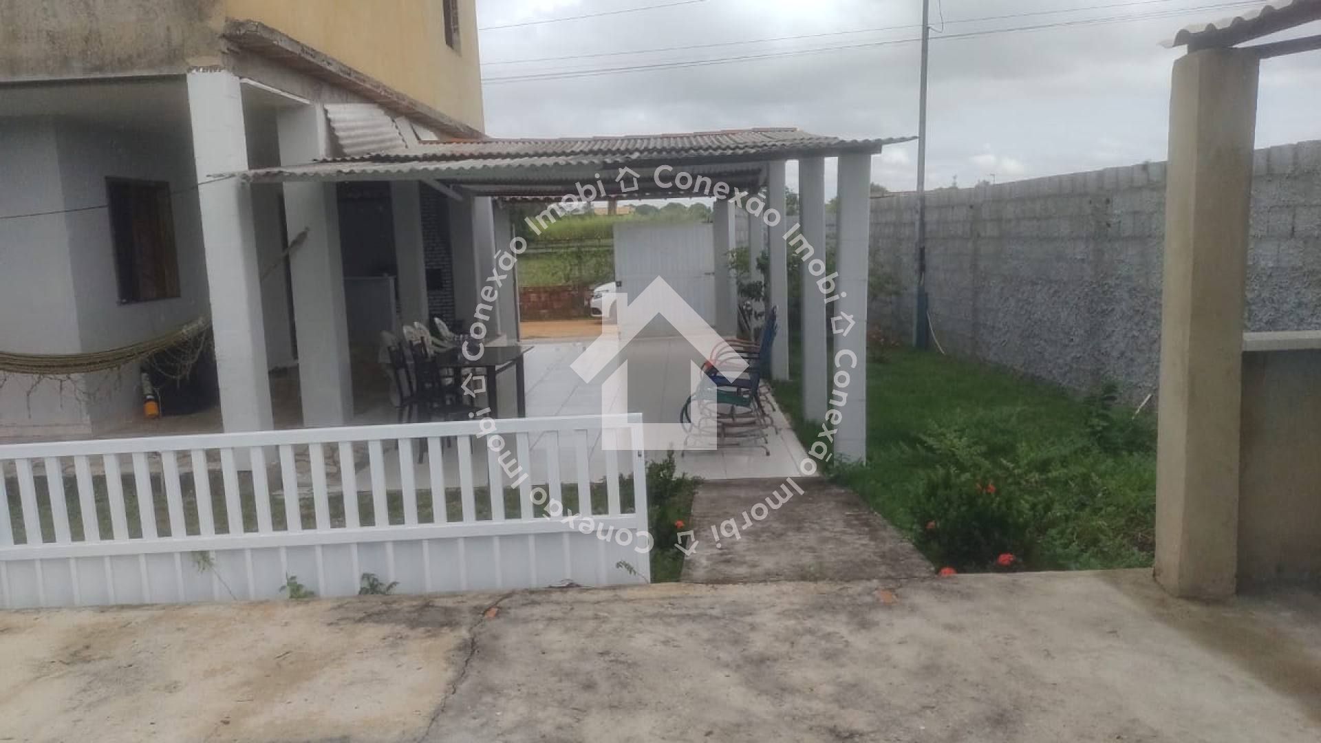 Casa com Piscina e 4 Quartos à Venda Próxima ao Prainhas Bar