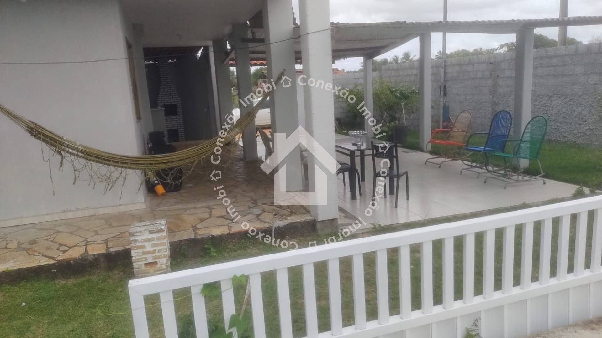Casa com Piscina e 4 Quartos à Venda Próxima ao Prainhas Bar