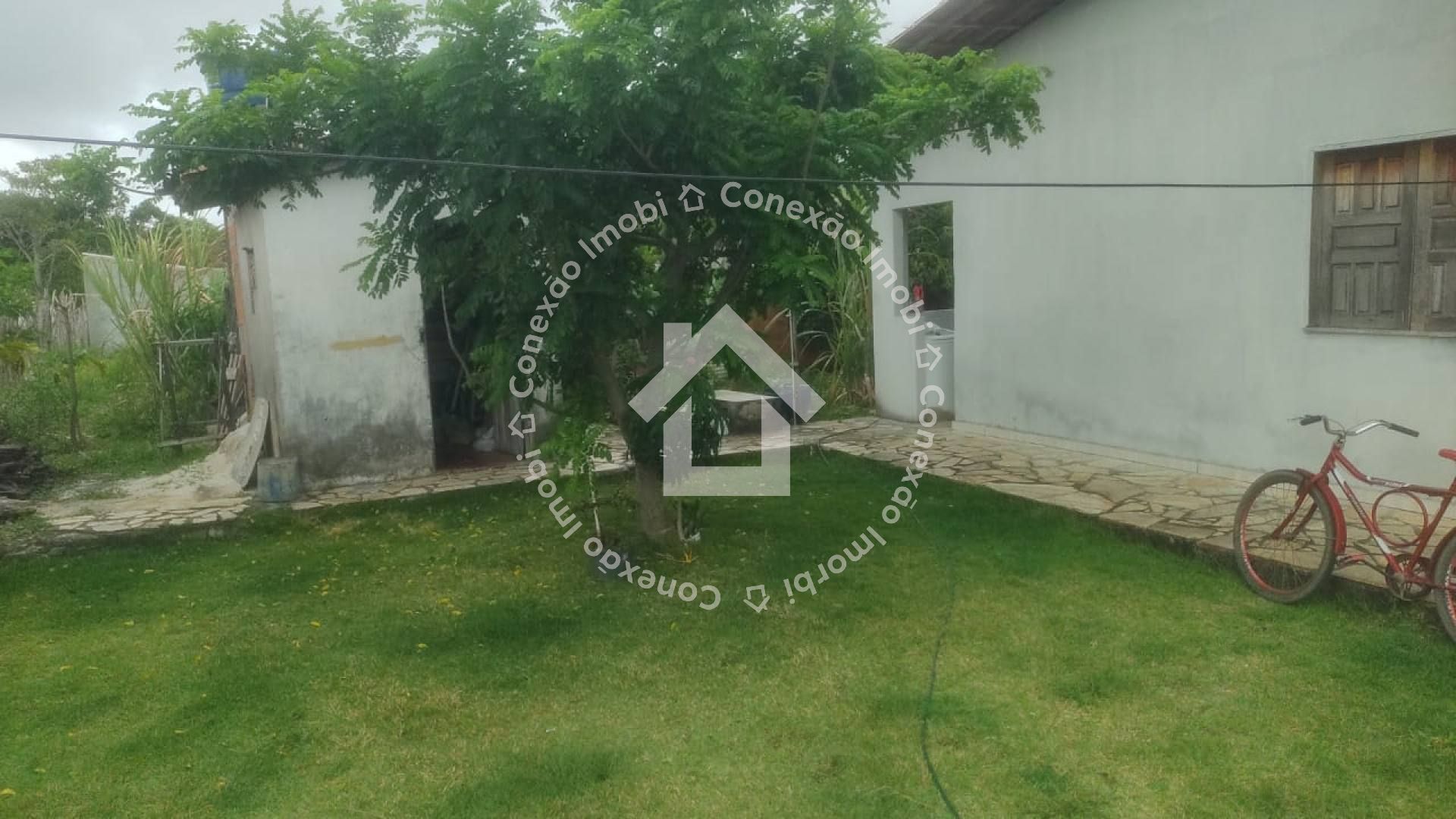 Casa com Piscina e 4 Quartos à Venda Próxima ao Prainhas Bar