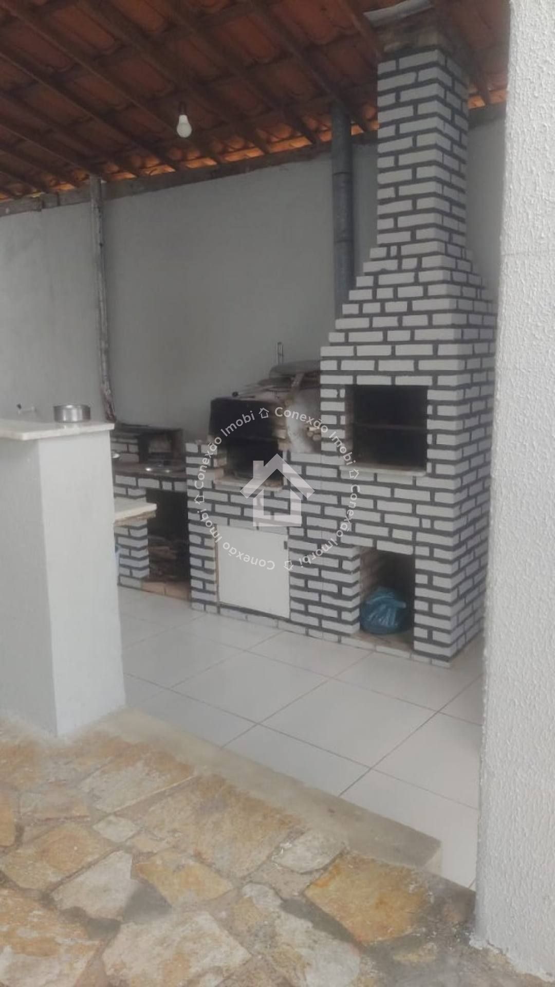 Casa com Piscina e 4 Quartos à Venda Próxima ao Prainhas Bar