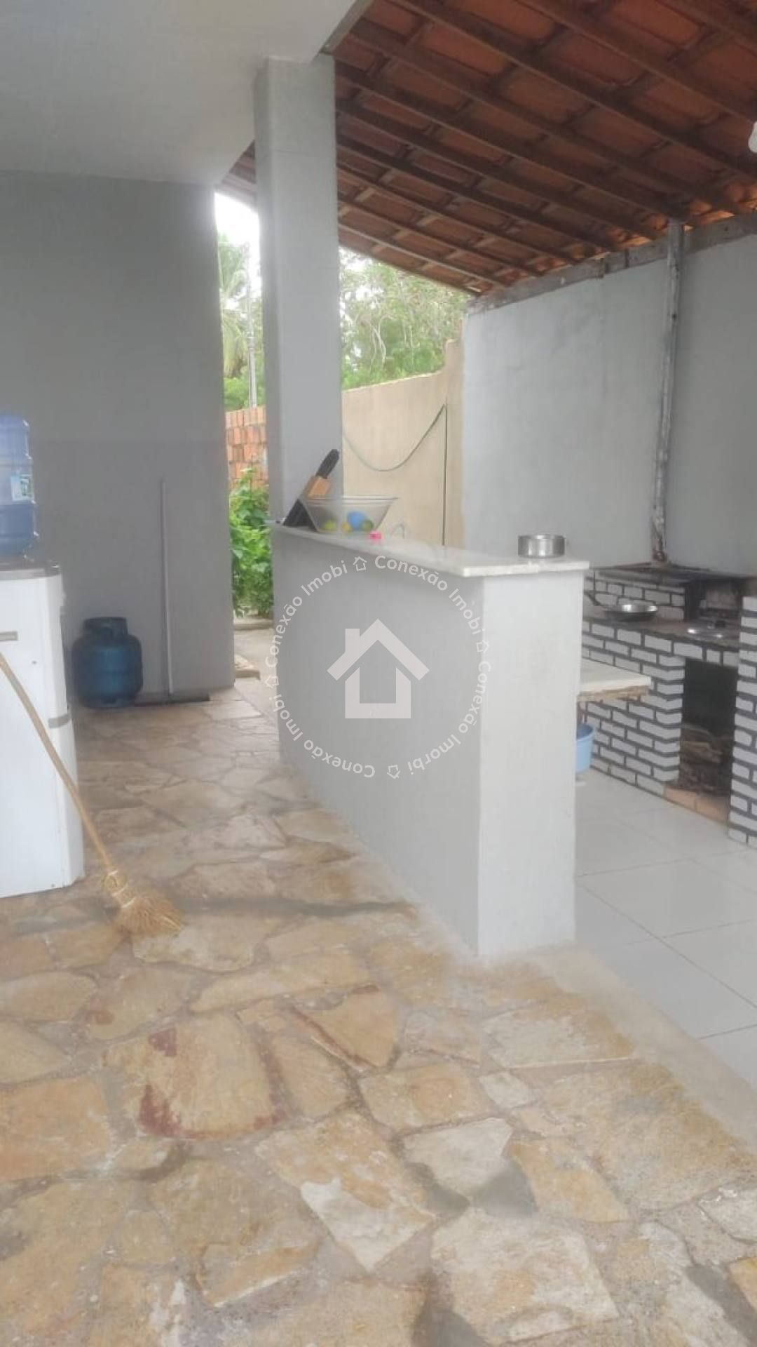Casa com Piscina e 4 Quartos à Venda Próxima ao Prainhas Bar