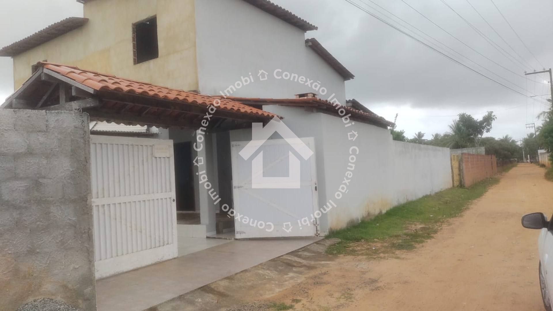 Casa com Piscina e 4 Quartos à Venda Próxima ao Prainhas Bar