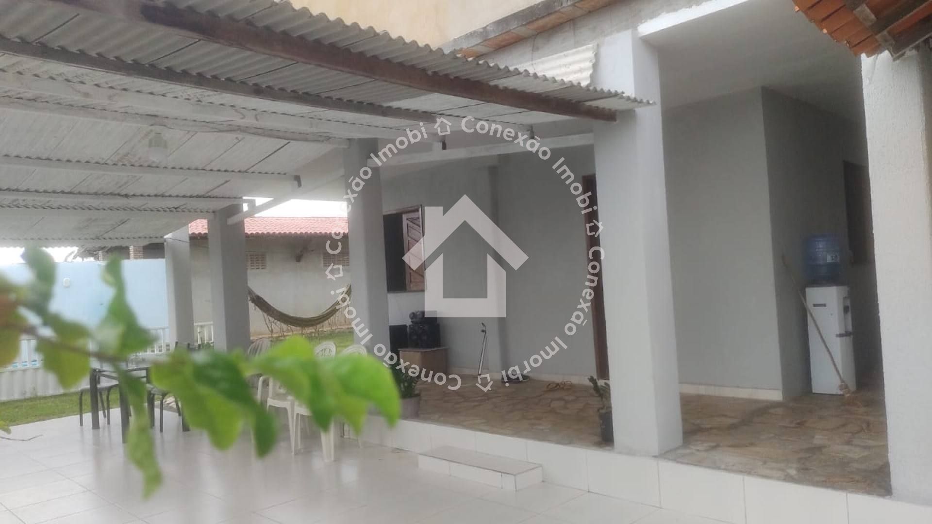 Casa com Piscina e 4 Quartos à Venda Próxima ao Prainhas Bar