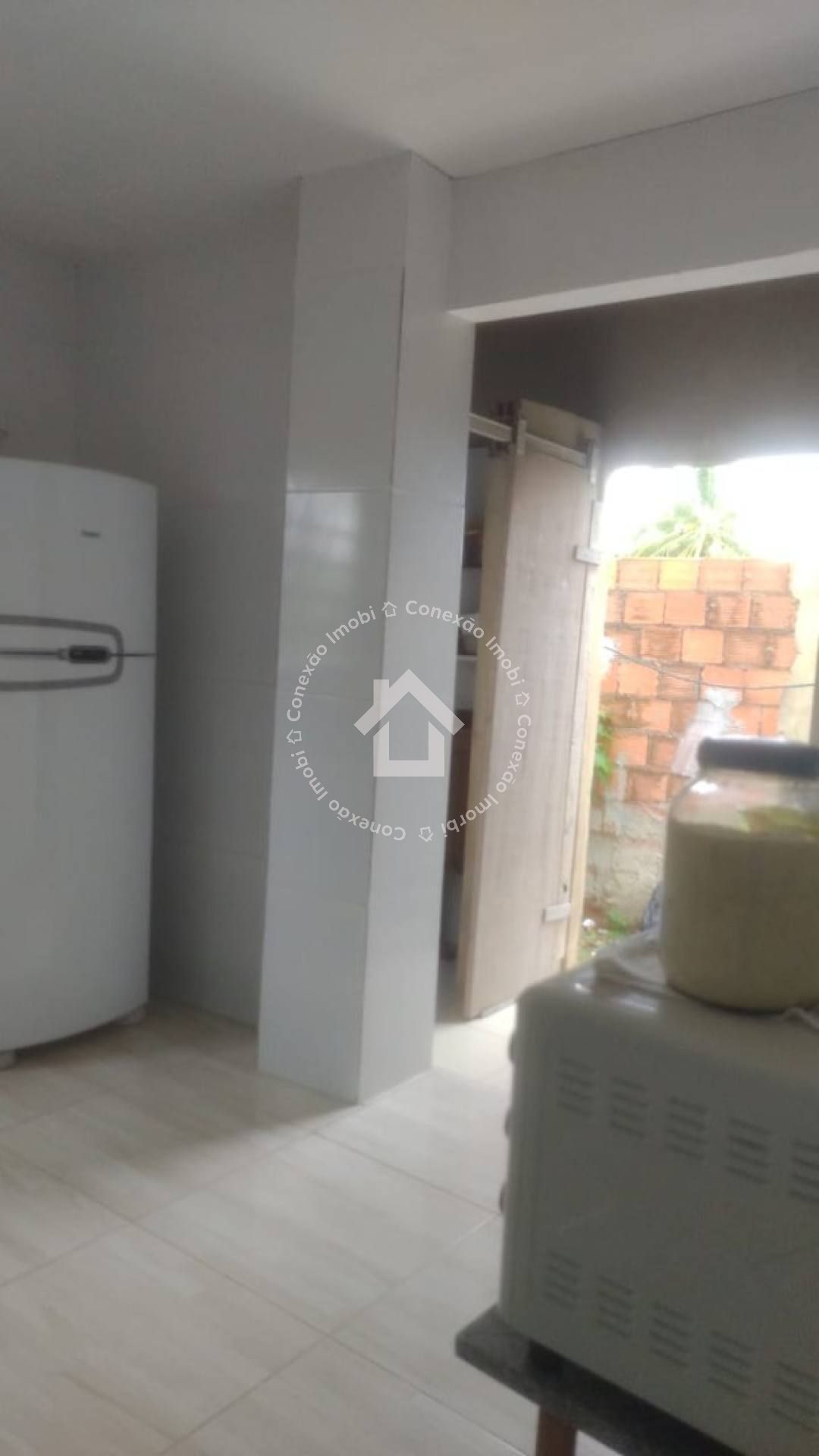 Casa com Piscina e 4 Quartos à Venda Próxima ao Prainhas Bar