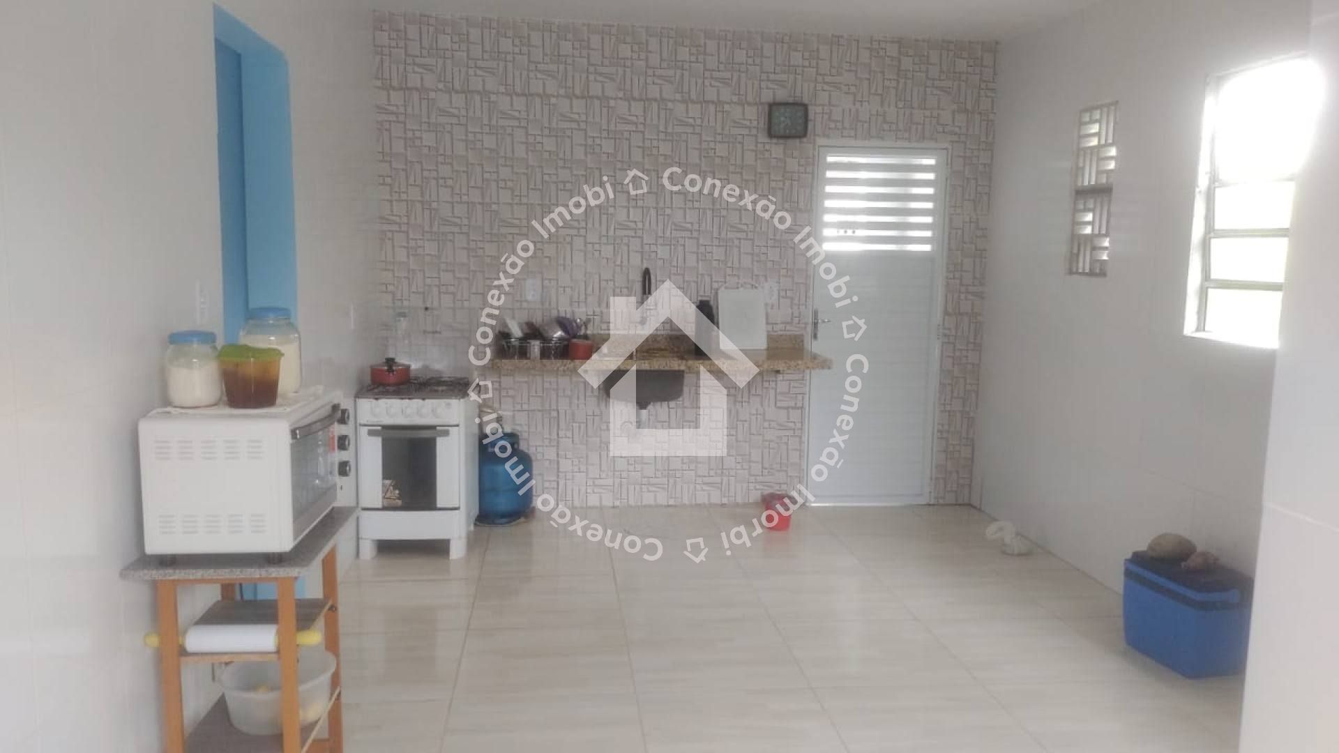 Casa com Piscina e 4 Quartos à Venda Próxima ao Prainhas Bar