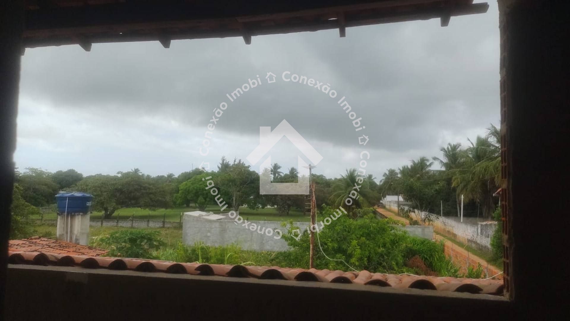 Casa com Piscina e 4 Quartos à Venda Próxima ao Prainhas Bar