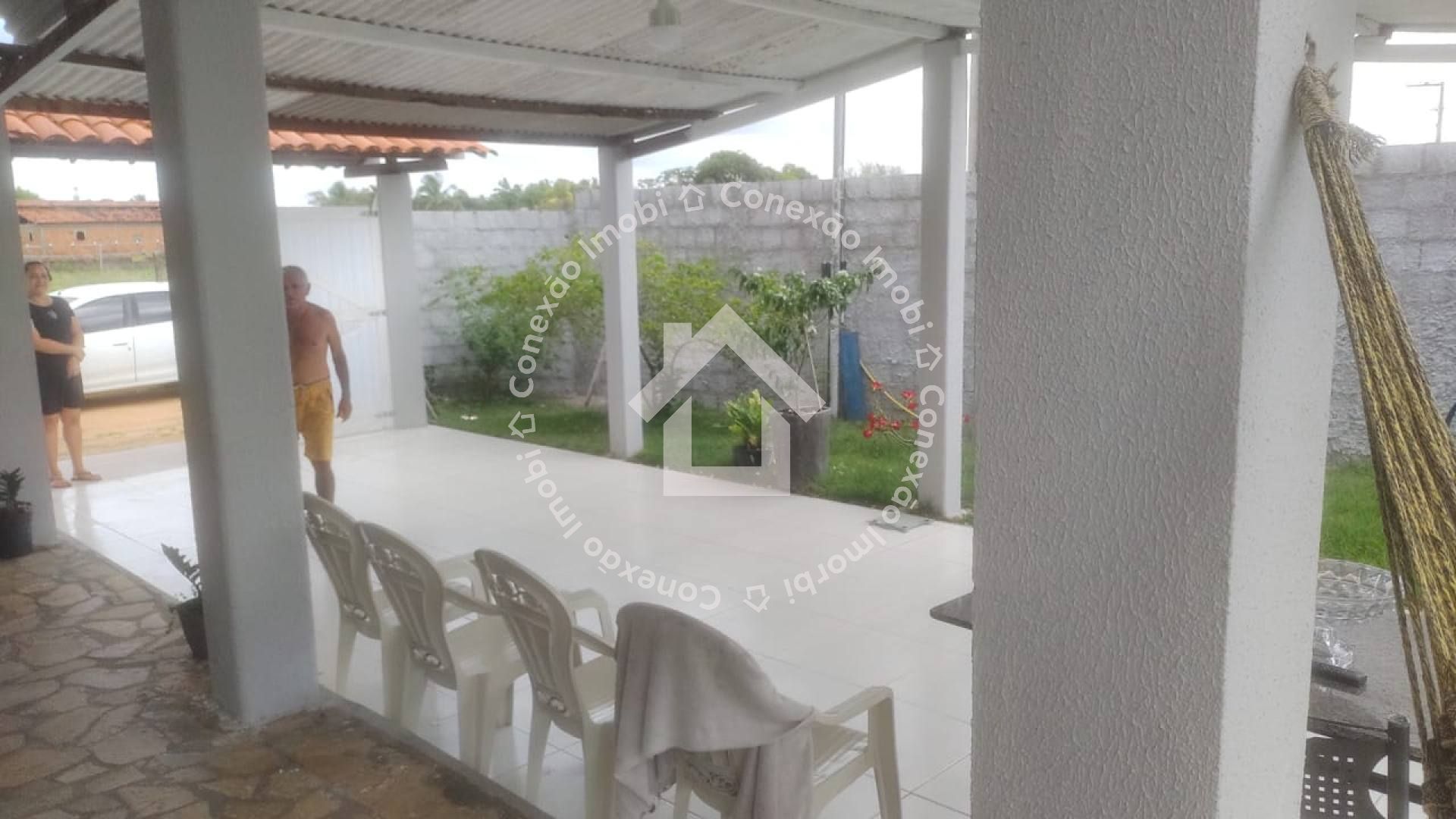 Casa com Piscina e 4 Quartos à Venda Próxima ao Prainhas Bar
