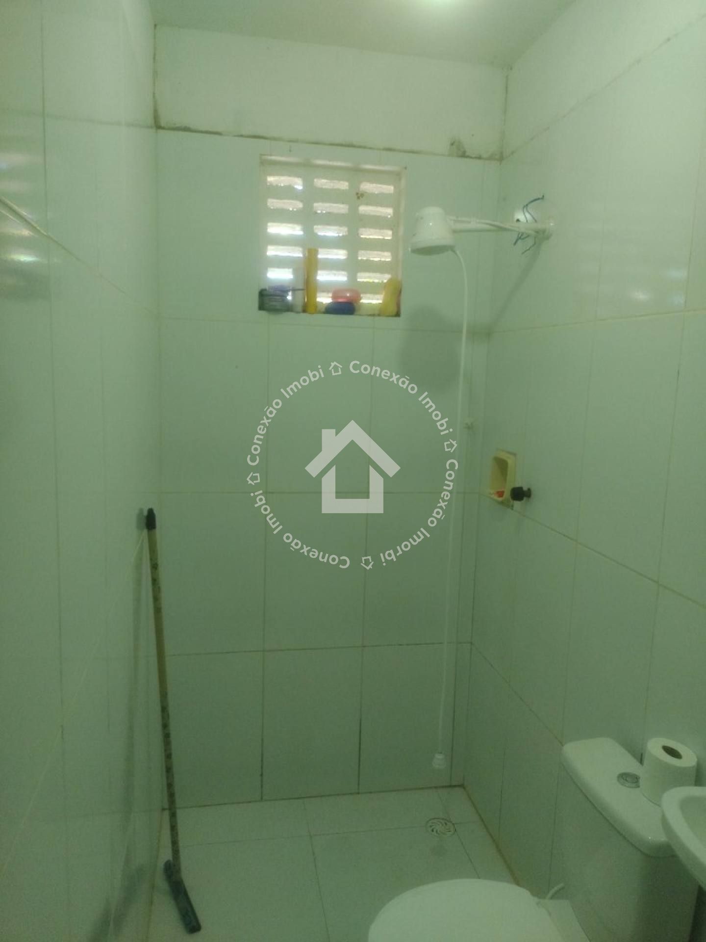 Casa com Piscina e 4 Quartos à Venda Próxima ao Prainhas Bar