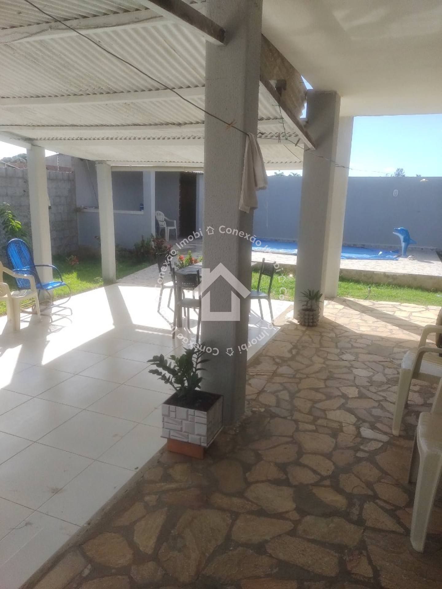 Casa com Piscina e 4 Quartos à Venda Próxima ao Prainhas Bar