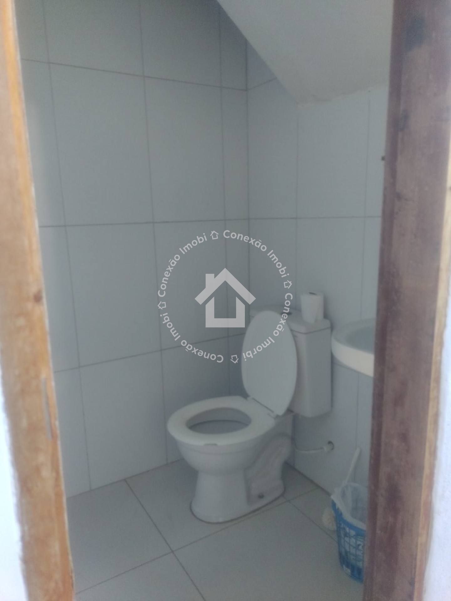 Casa com Piscina e 4 Quartos à Venda Próxima ao Prainhas Bar