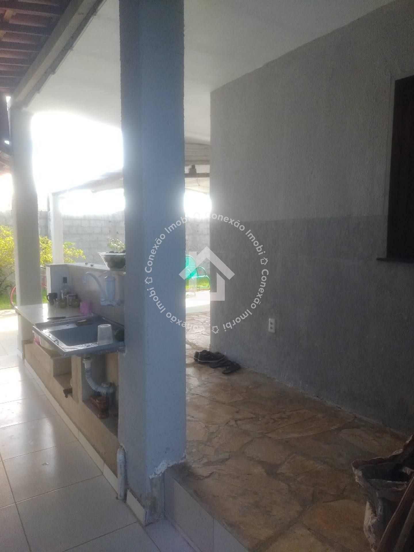 Casa com Piscina e 4 Quartos à Venda Próxima ao Prainhas Bar