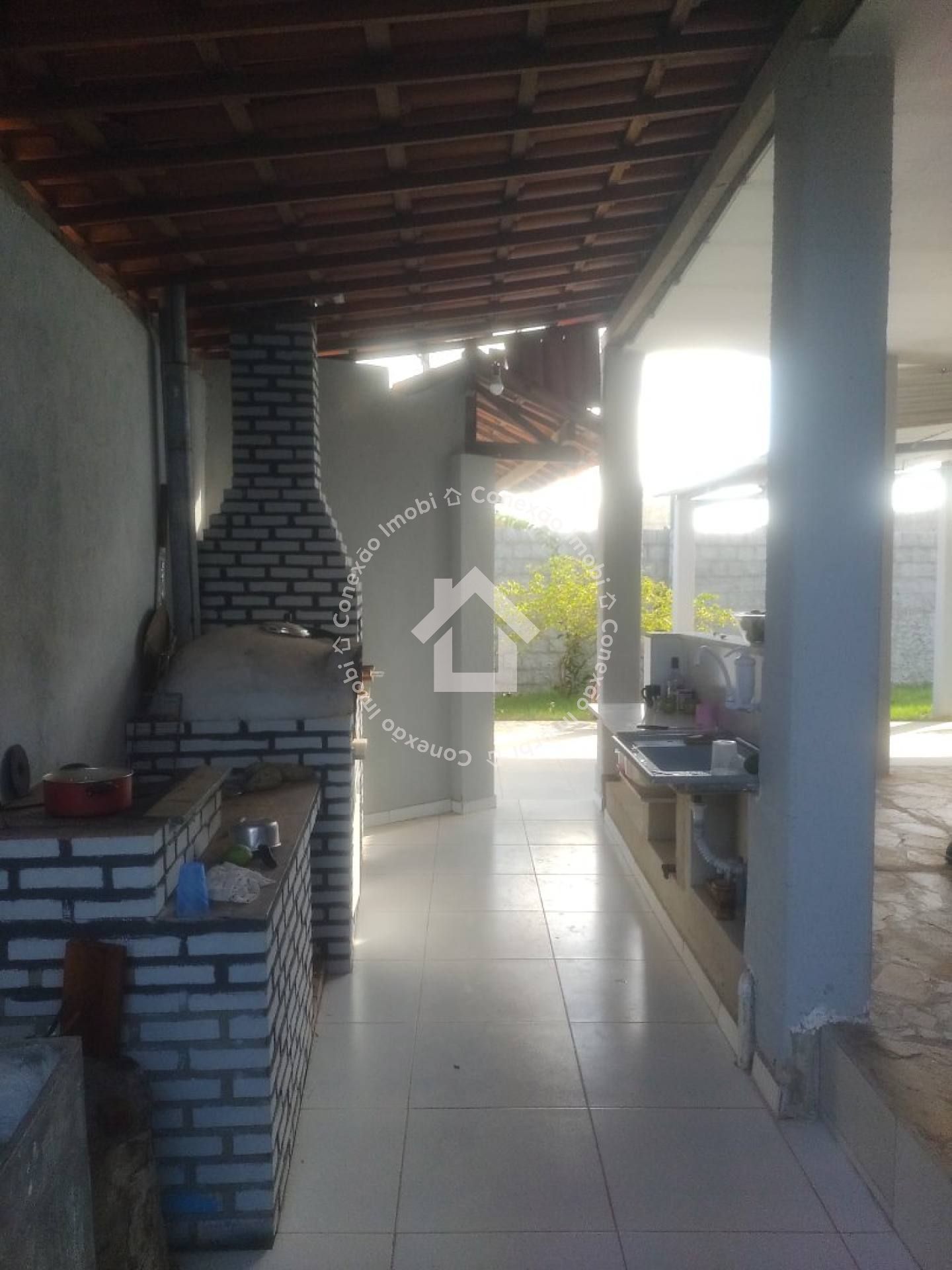 Casa com Piscina e 4 Quartos à Venda Próxima ao Prainhas Bar