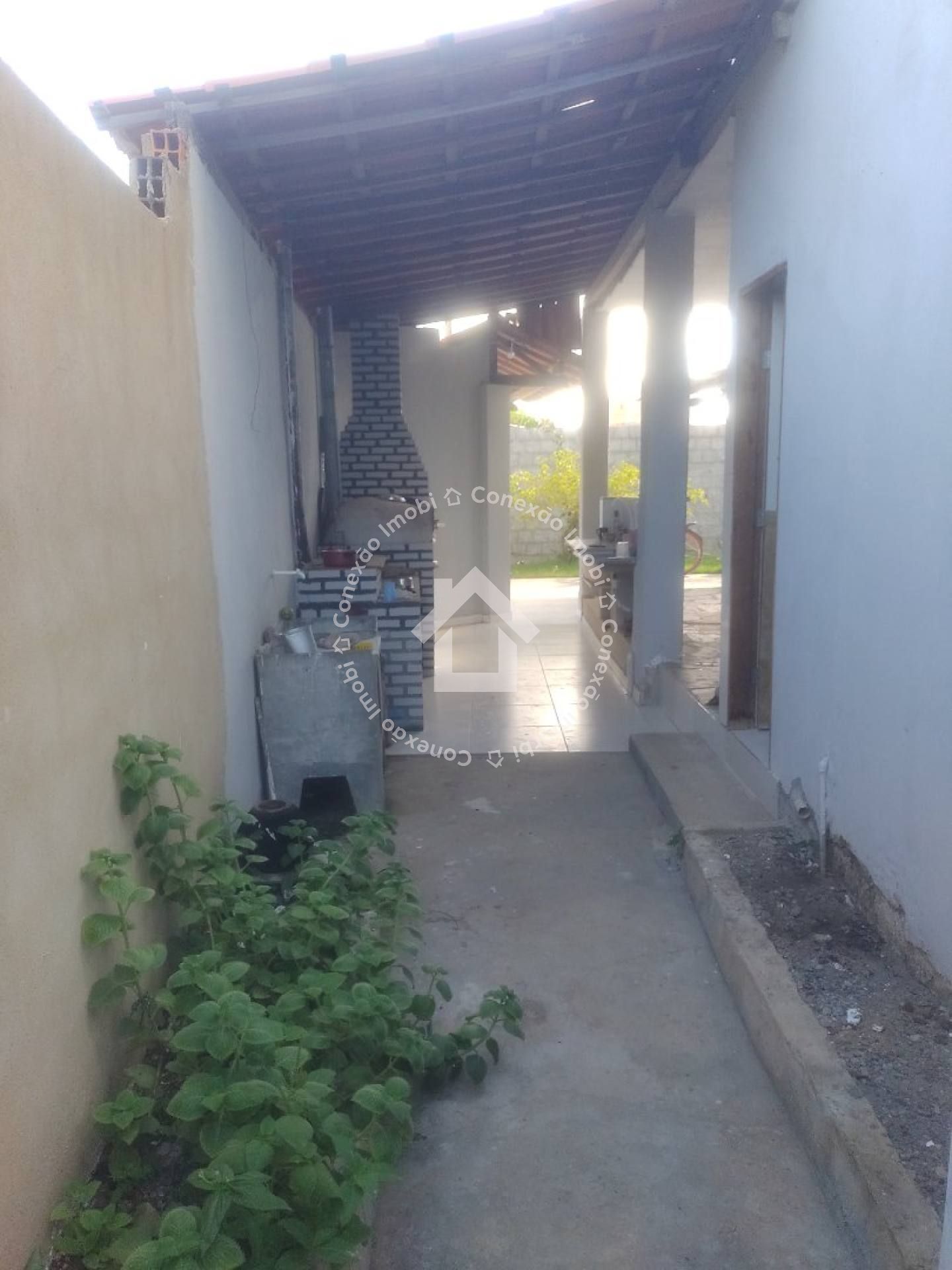 Casa com Piscina e 4 Quartos à Venda Próxima ao Prainhas Bar