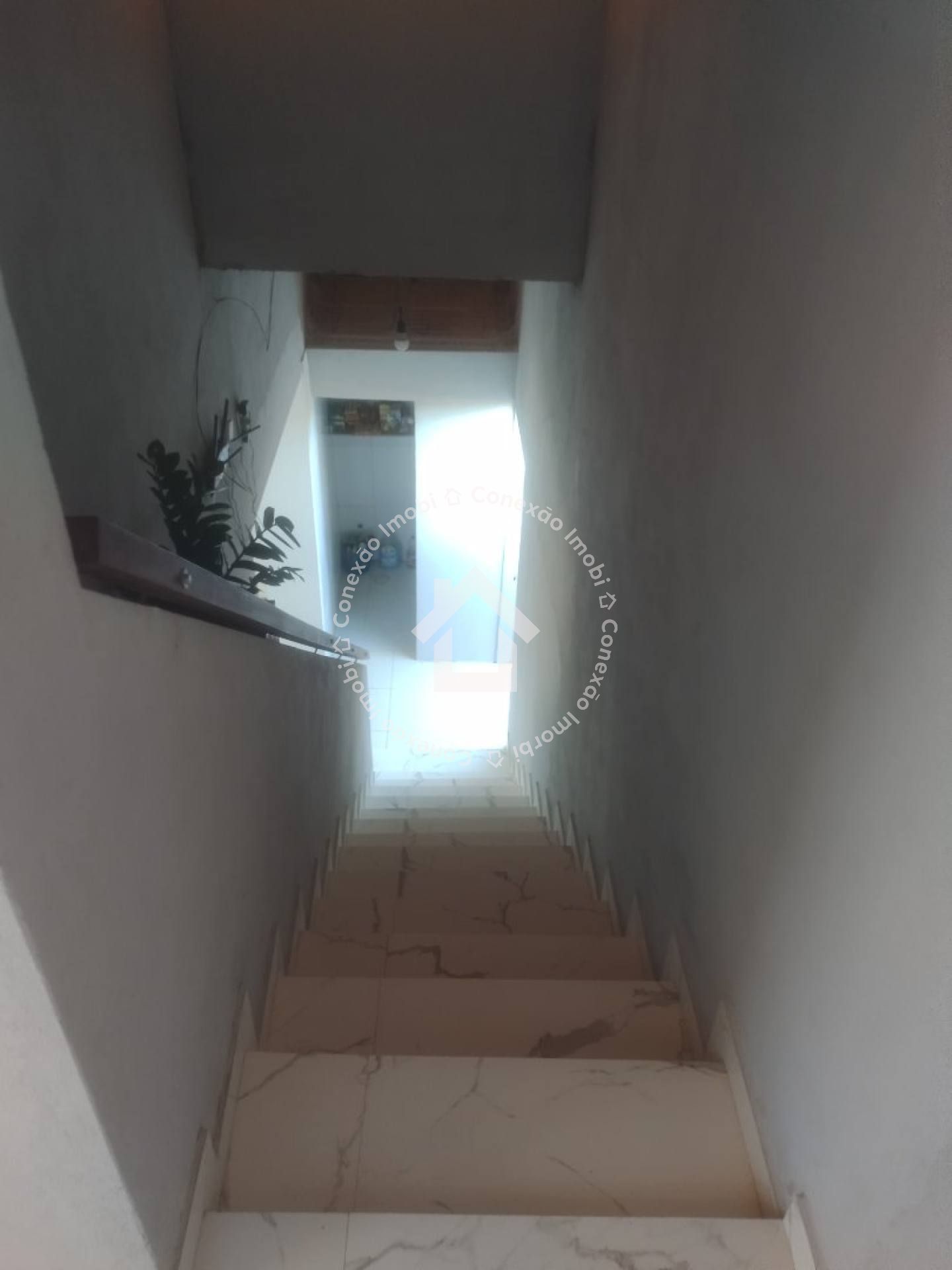 Casa com Piscina e 4 Quartos à Venda Próxima ao Prainhas Bar