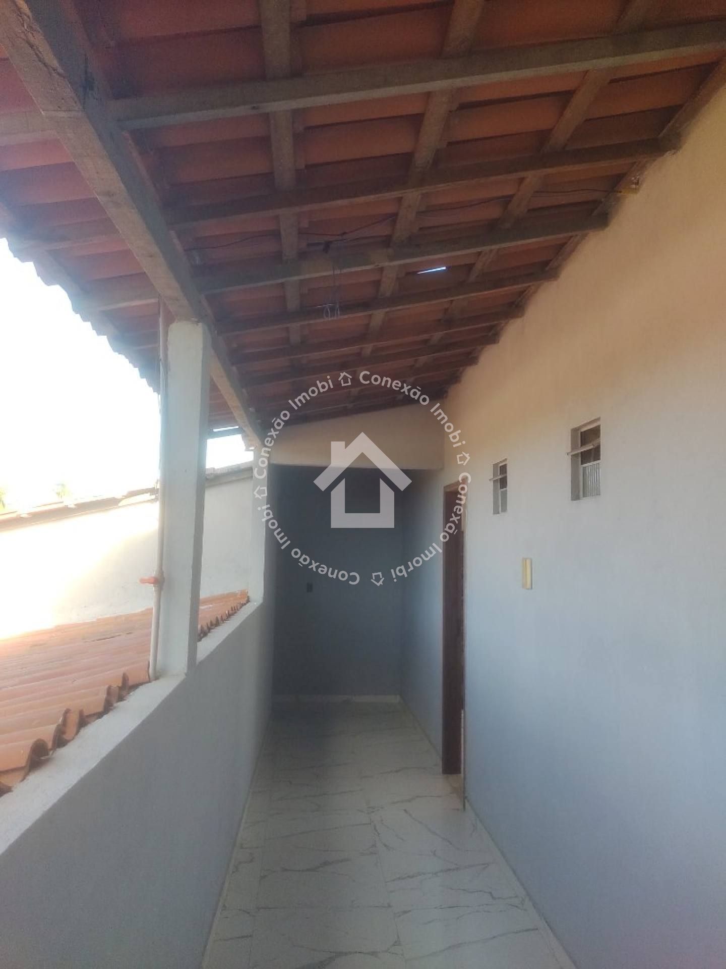 Casa com Piscina e 4 Quartos à Venda Próxima ao Prainhas Bar