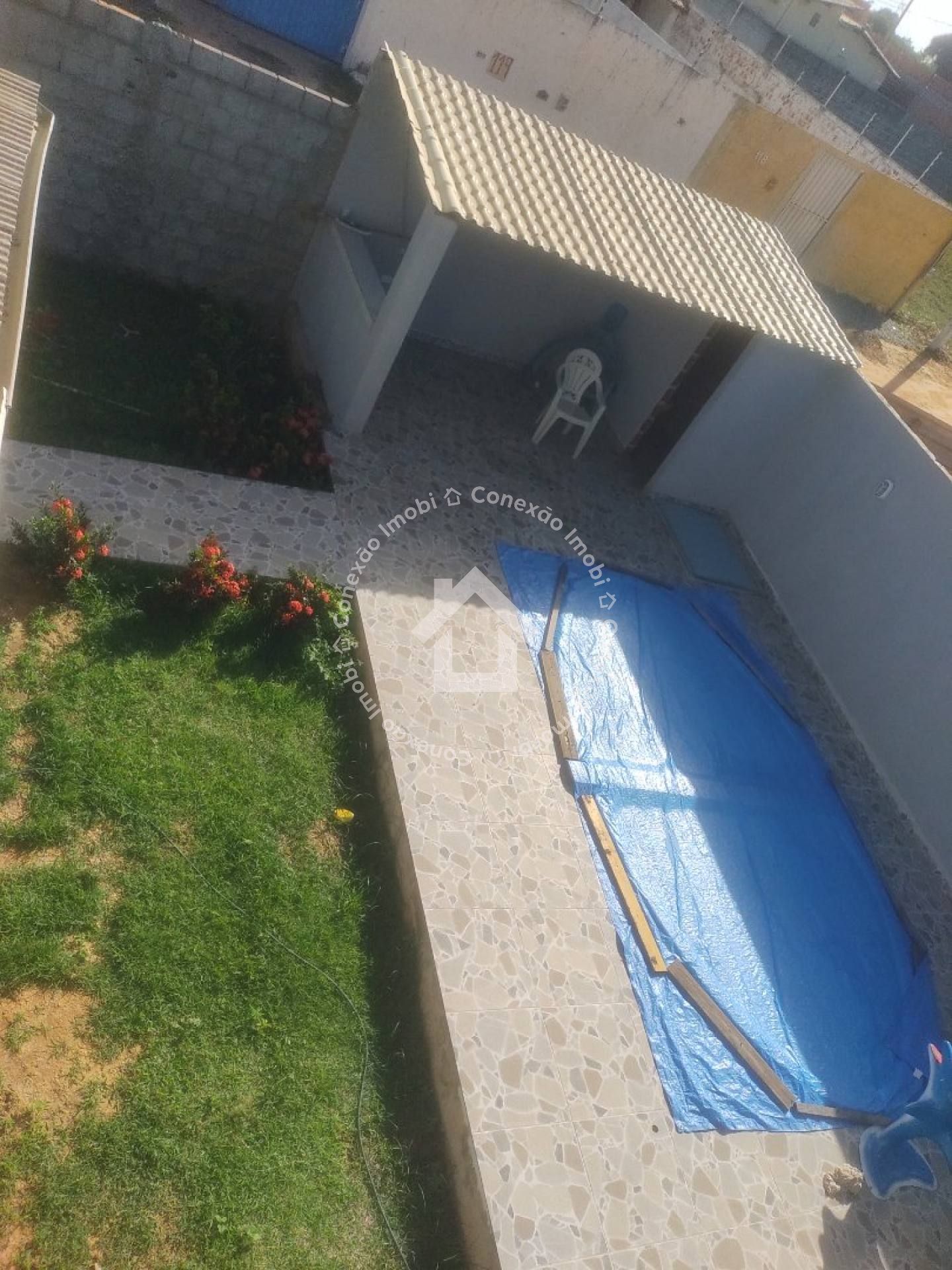 Casa com Piscina e 4 Quartos à Venda Próxima ao Prainhas Bar