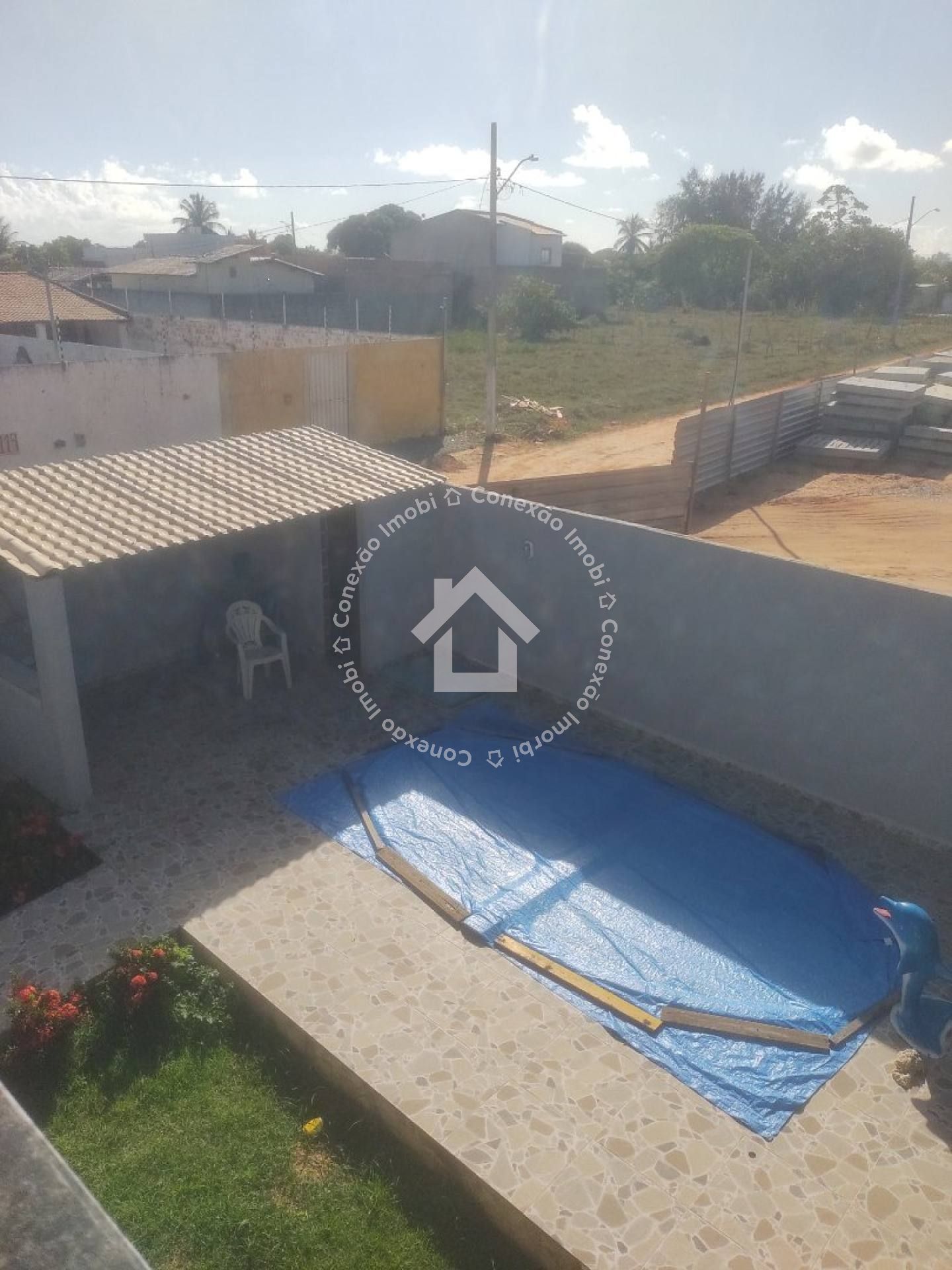 Casa com Piscina e 4 Quartos à Venda Próxima ao Prainhas Bar