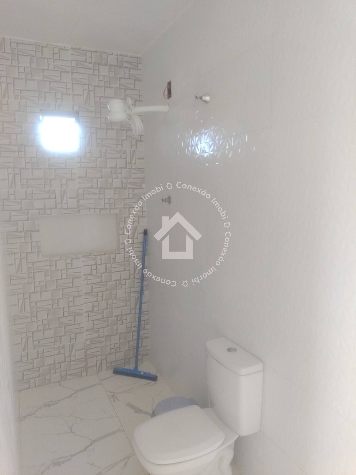 Casa com Piscina e 4 Quartos à Venda Próxima ao Prainhas Bar