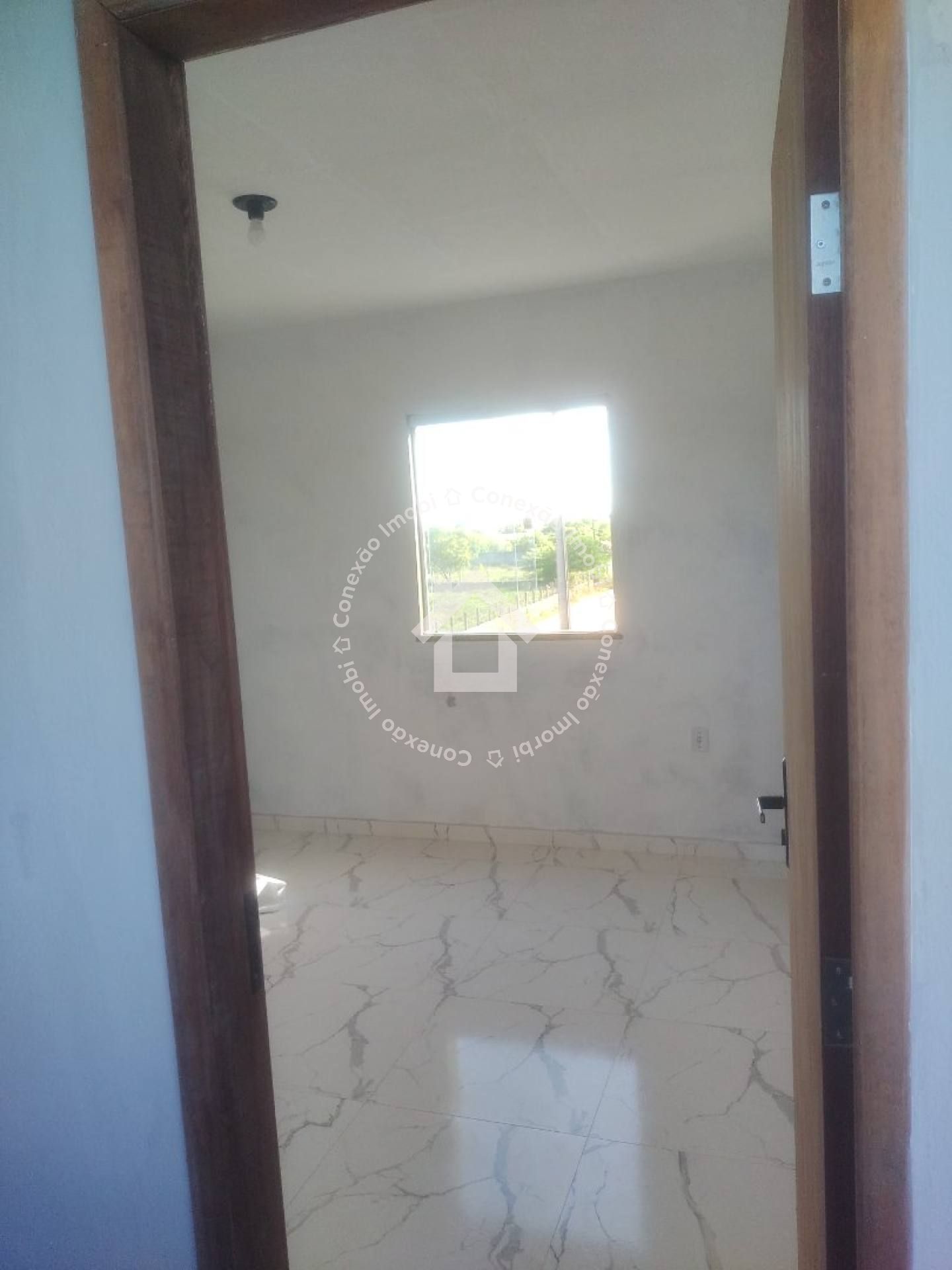 Casa com Piscina e 4 Quartos à Venda Próxima ao Prainhas Bar