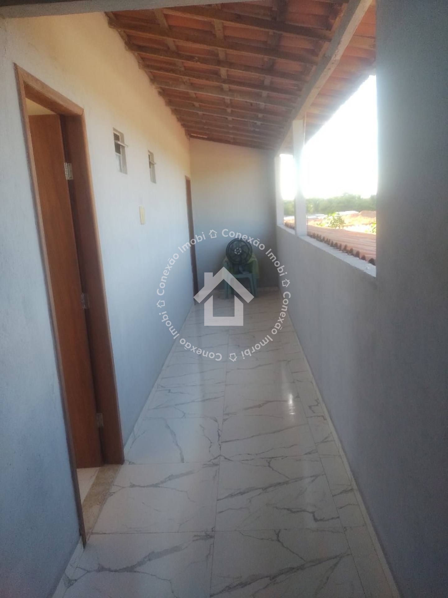 Casa com Piscina e 4 Quartos à Venda Próxima ao Prainhas Bar