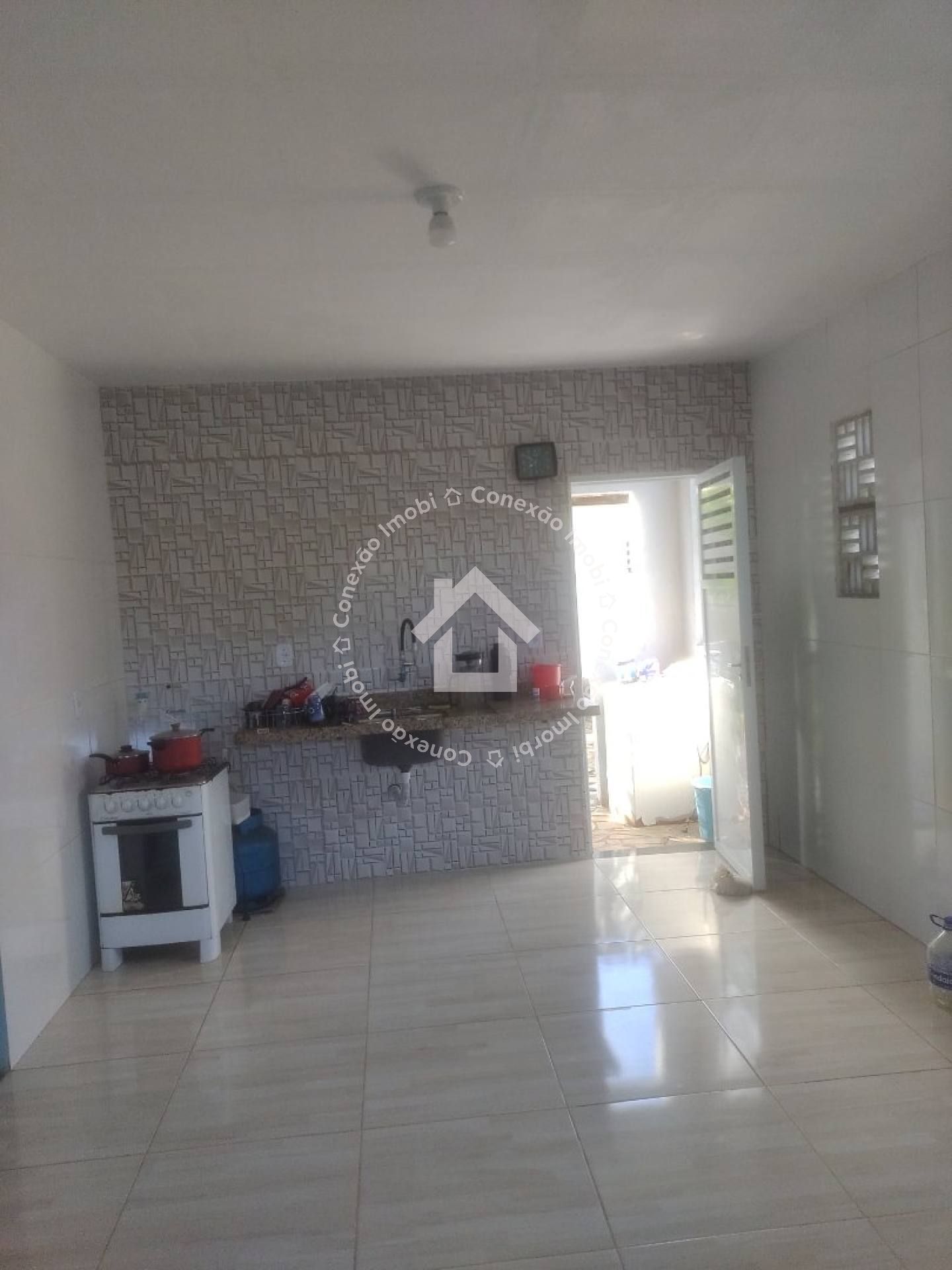 Casa com Piscina e 4 Quartos à Venda Próxima ao Prainhas Bar