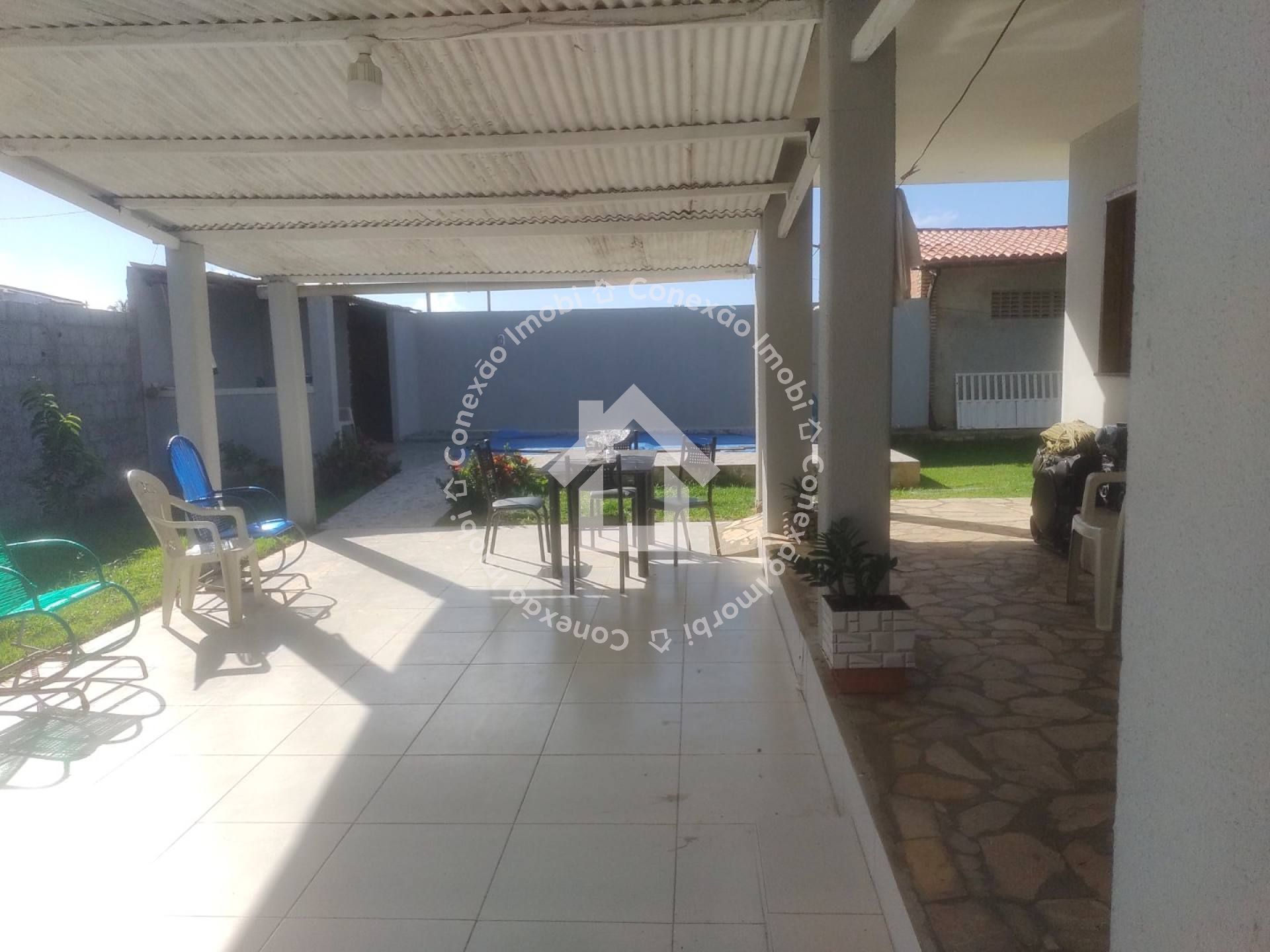 Casa com Piscina e 4 Quartos à Venda Próxima ao Prainhas Bar