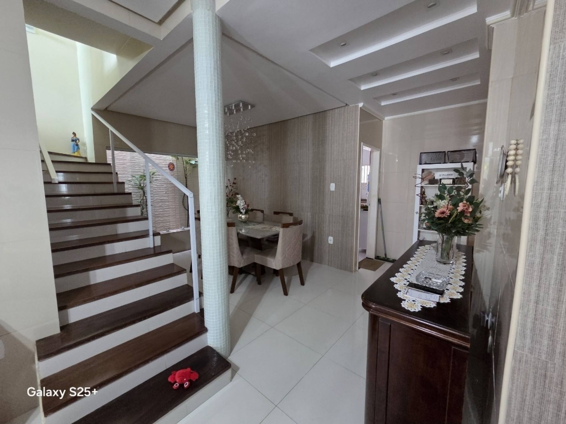 Casa em via pública com 2 pavimentos, 4 quartos, sendo 1 suíte e 2 semi suite  na Barra dos Coqueiros