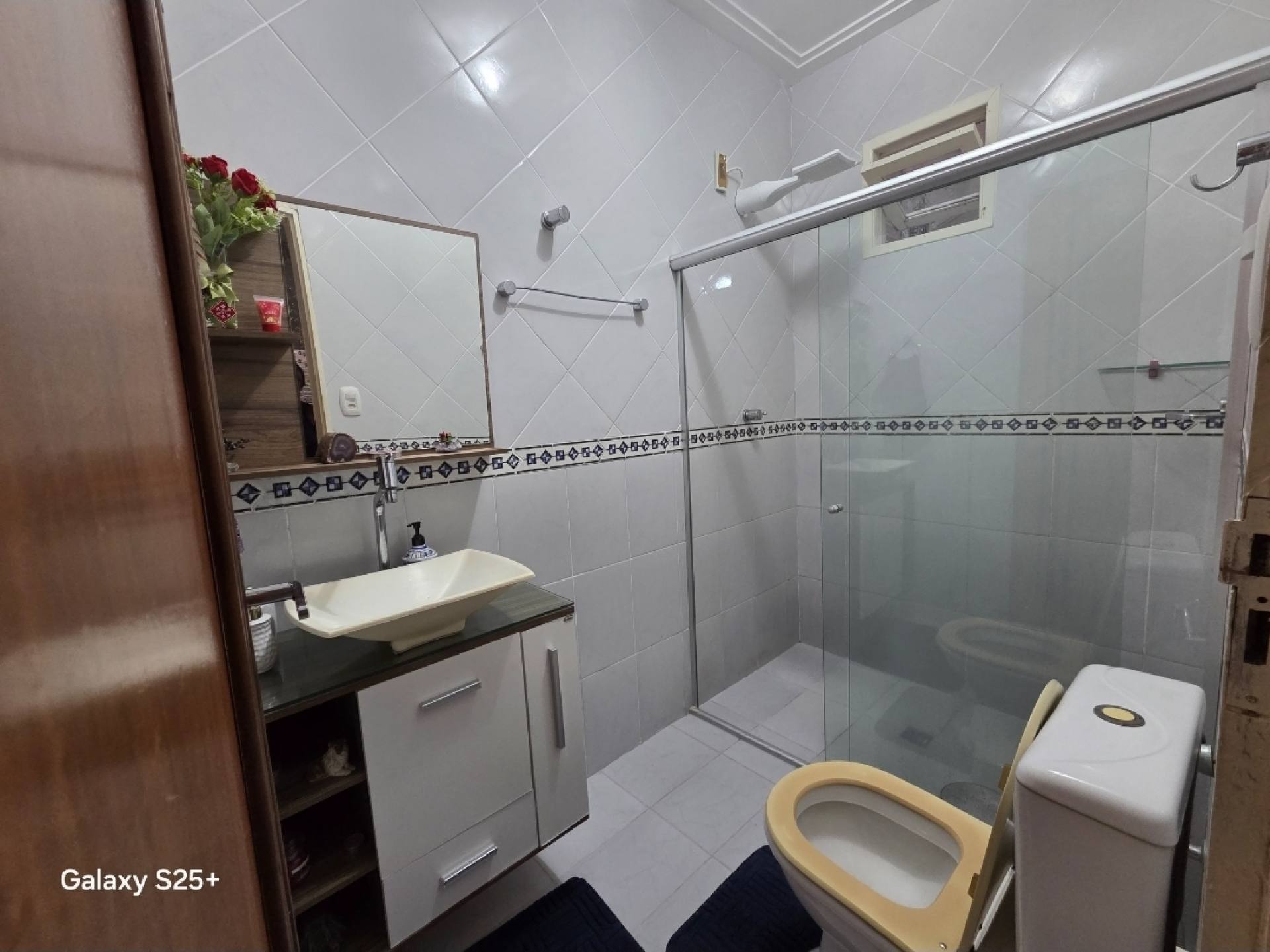 Casa em via pública com 2 pavimentos, 4 quartos, sendo 1 suíte e 2 semi suite  na Barra dos Coqueiros