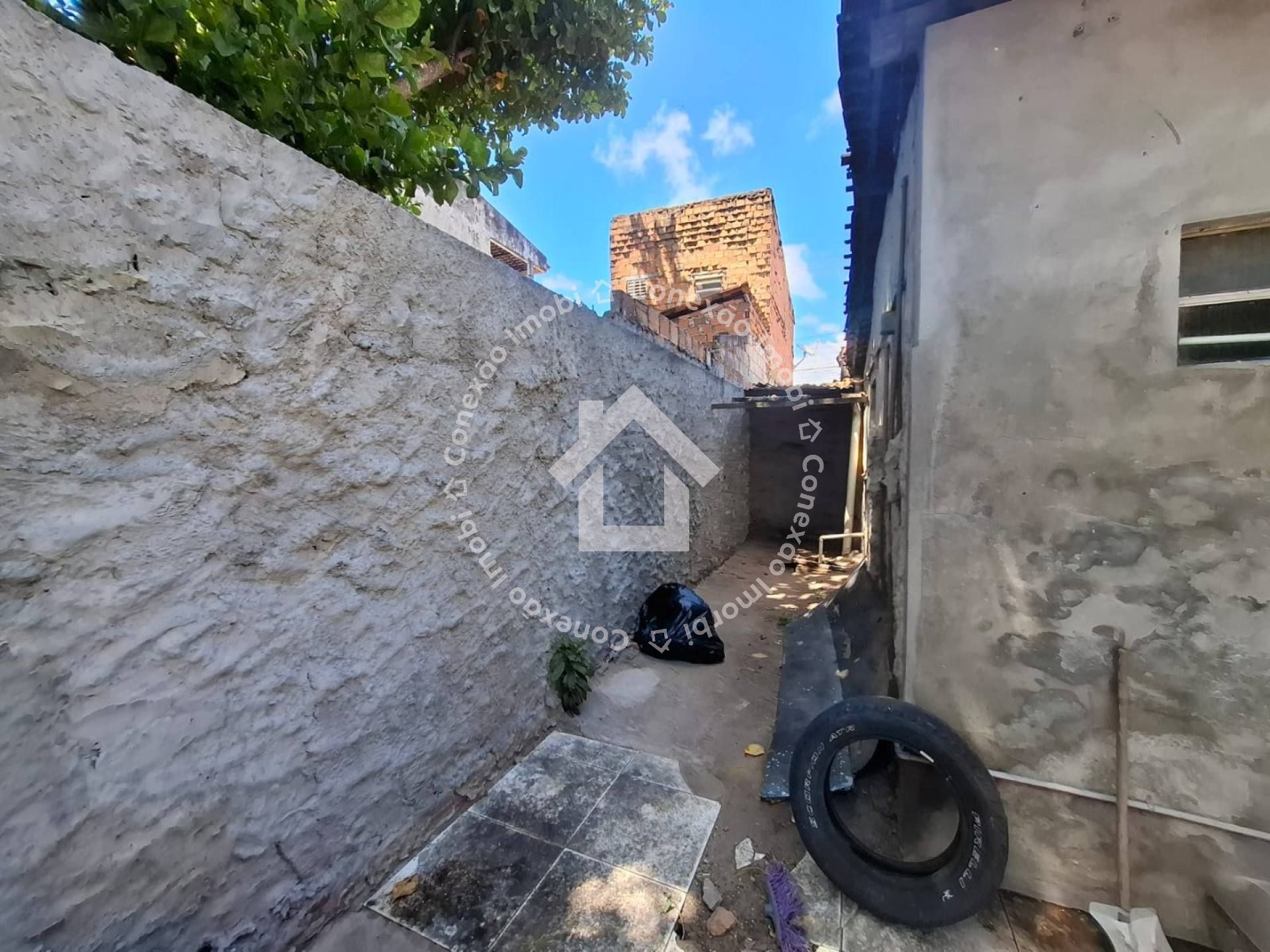 Casa à venda com ponto comercial no Santos Dumont em avenida principal | Ideal para investimento