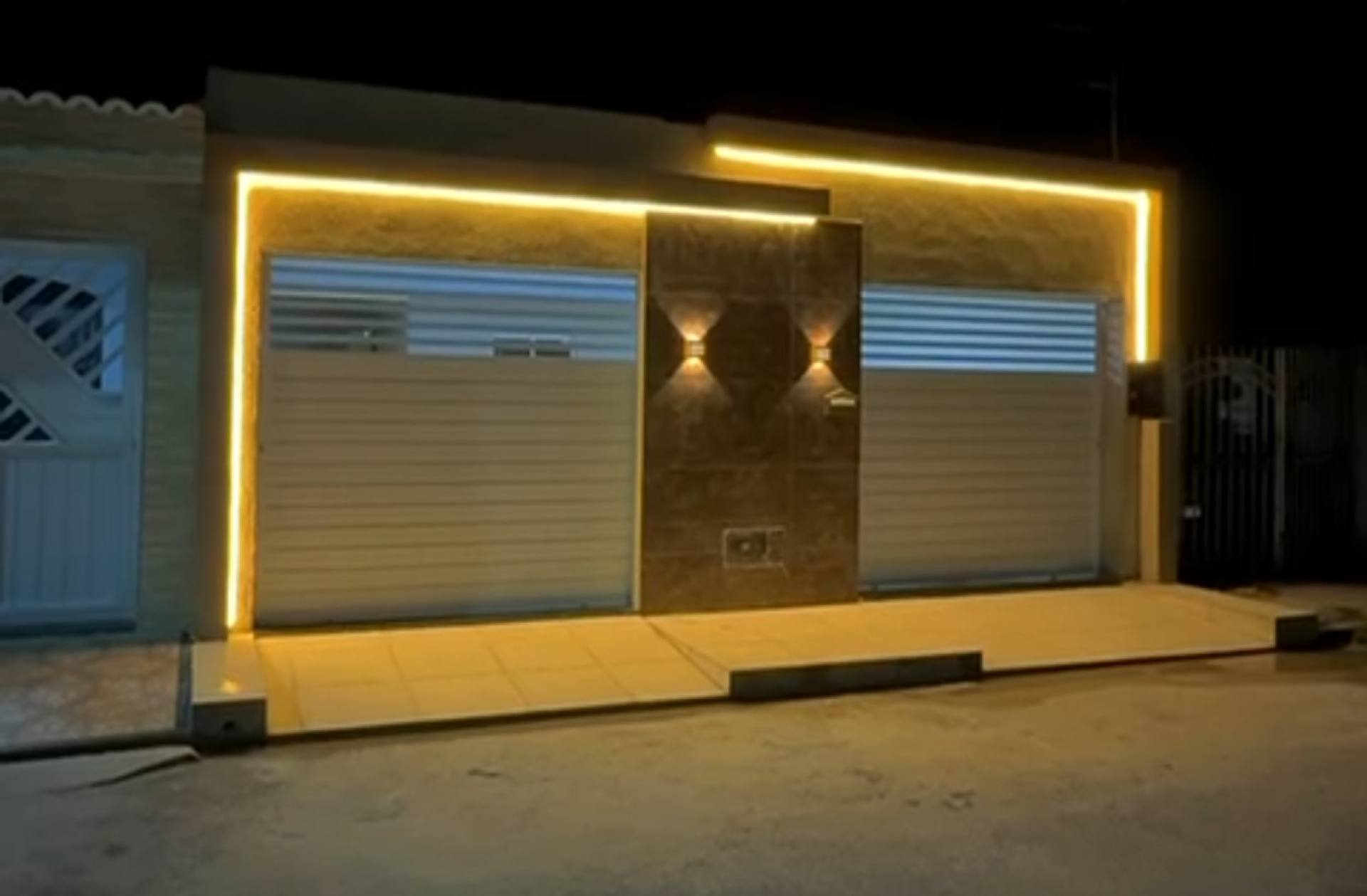 Excelente oportunidade à venda no Marcos Freire II. Casa com 3 quartos,1 suíte com área gourmet e garagem para 02 carros. Pronta para financiamento!