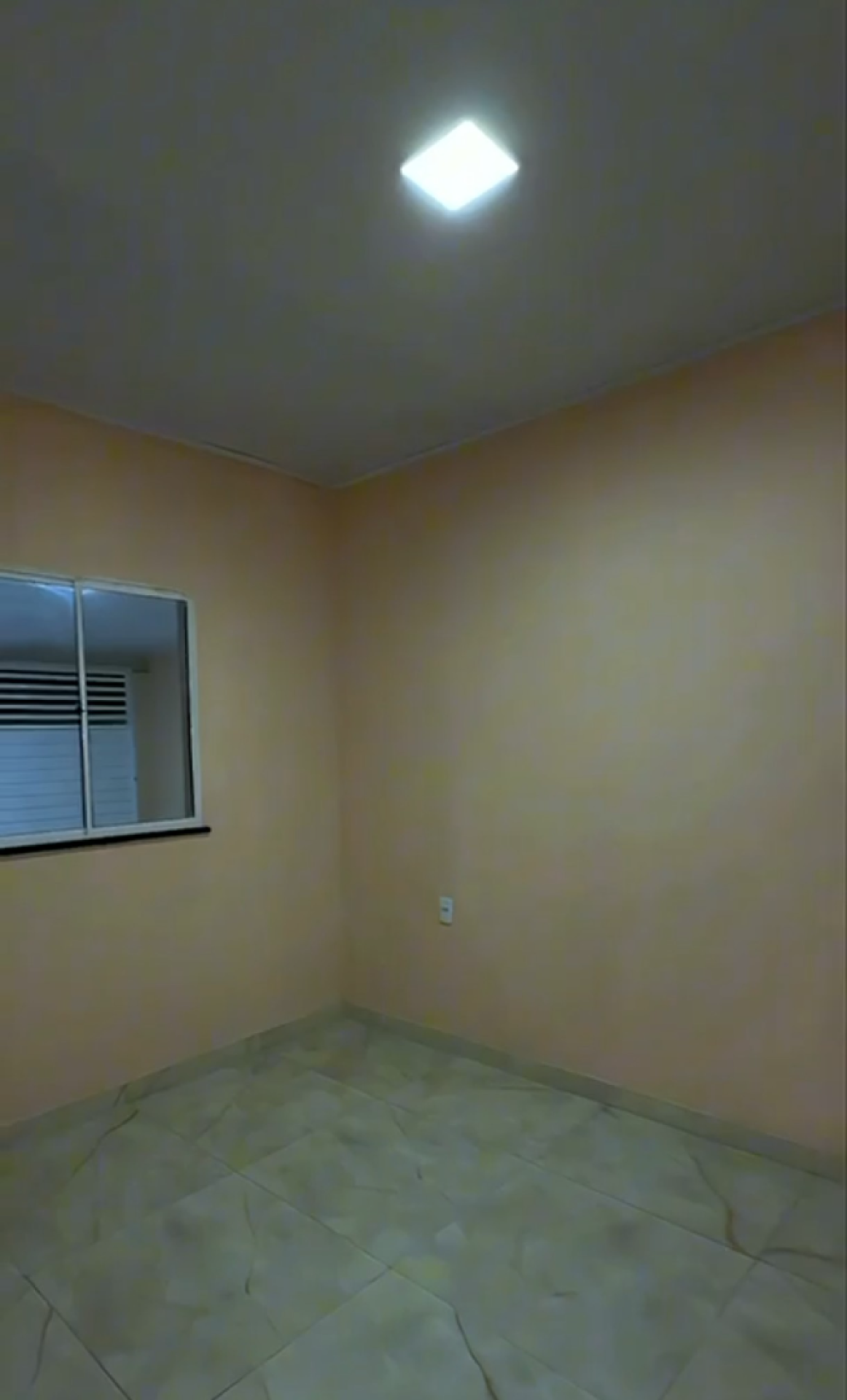 Excelente oportunidade à venda no Marcos Freire II. Casa com 3 quartos,1 suíte com área gourmet e garagem para 02 carros. Pronta para financiamento!