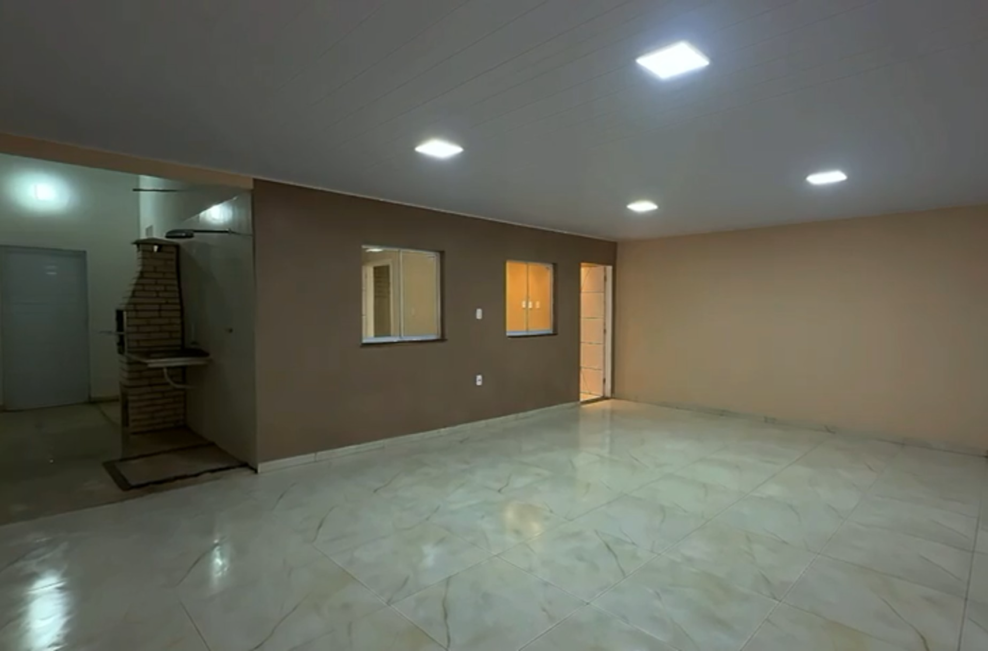 Excelente oportunidade à venda no Marcos Freire II. Casa com 3 quartos,1 suíte com área gourmet e garagem para 02 carros. Pronta para financiamento!